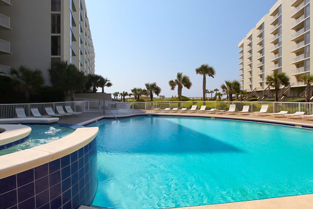 Waterfront corner condo w/ shared pool, pool spa, fitness room, & beach service