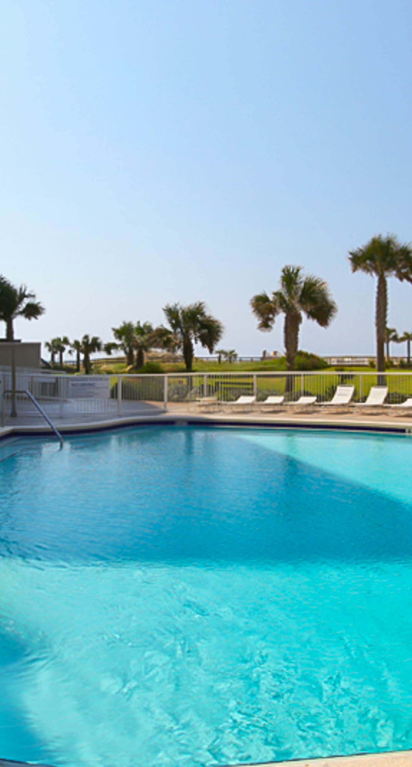 Waterfront corner condo w/ shared pool, pool spa, fitness room, & beach service