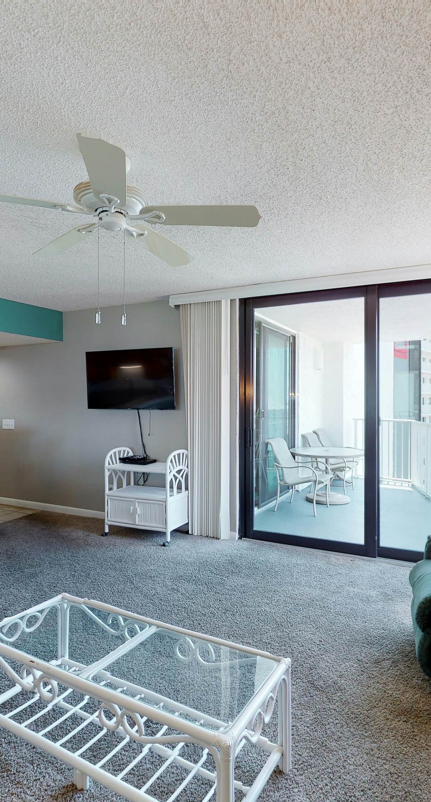 Waterfront corner condo w/ shared pool, pool spa, fitness room, & beach service