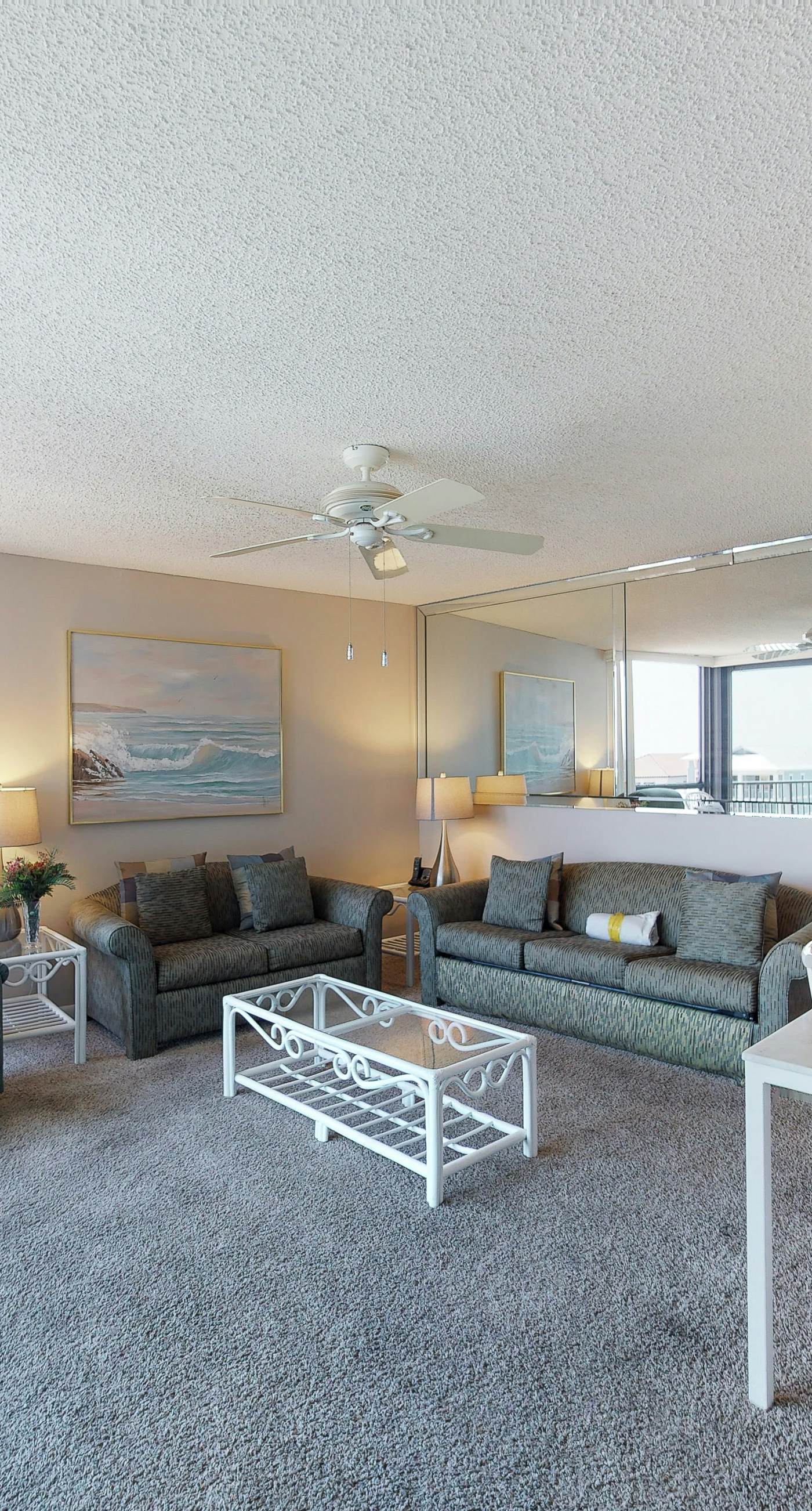 Waterfront corner condo w/ shared pool, pool spa, fitness room, & beach service