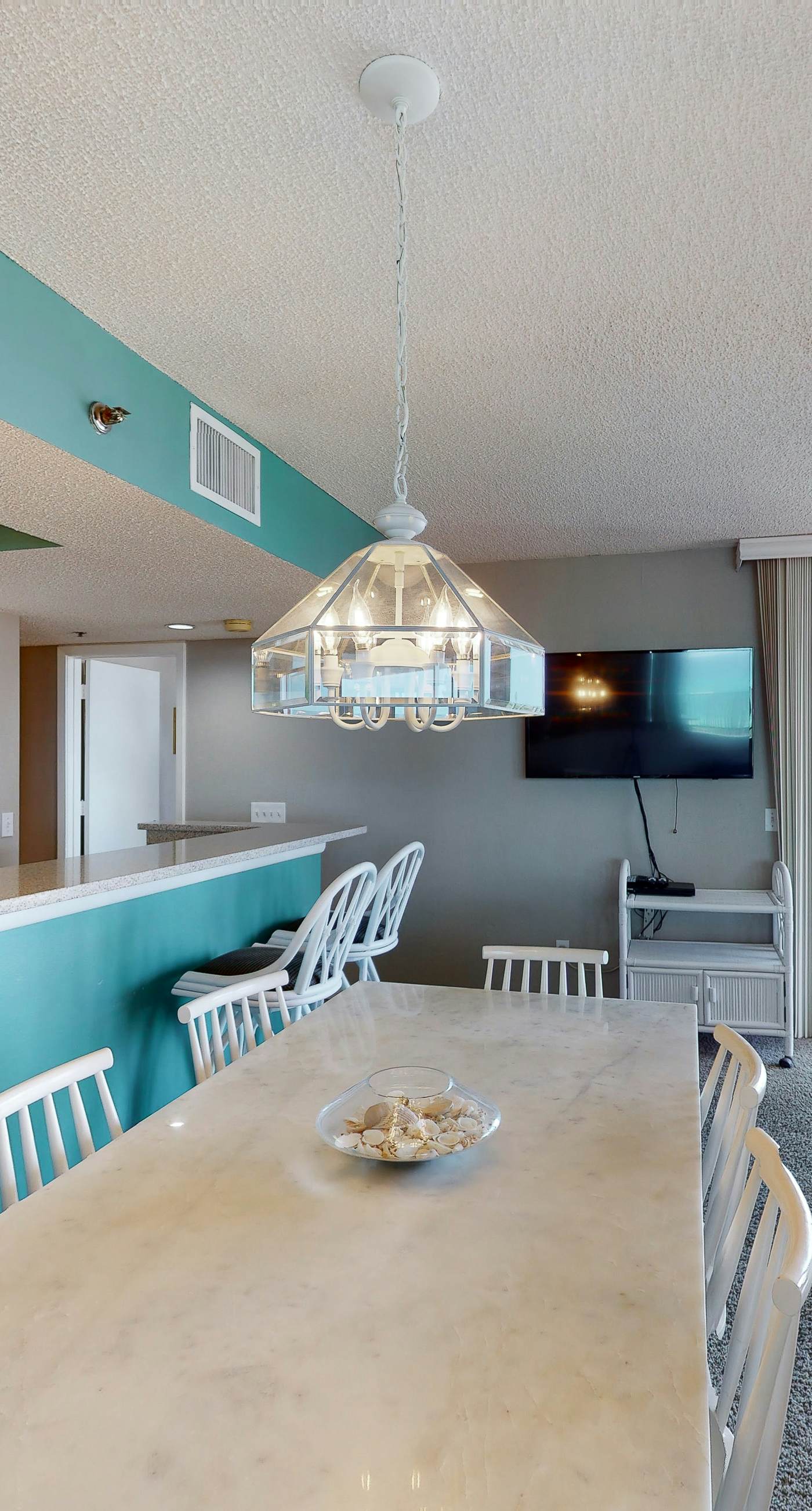 Waterfront corner condo w/ shared pool, pool spa, fitness room, & beach service