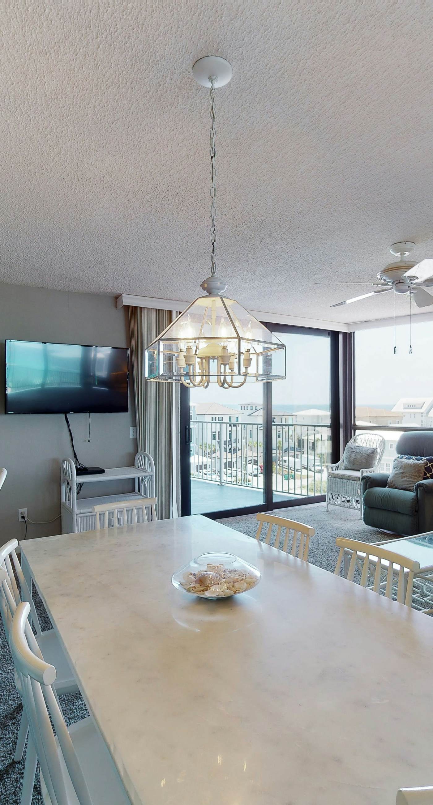 Waterfront corner condo w/ shared pool, pool spa, fitness room, & beach service