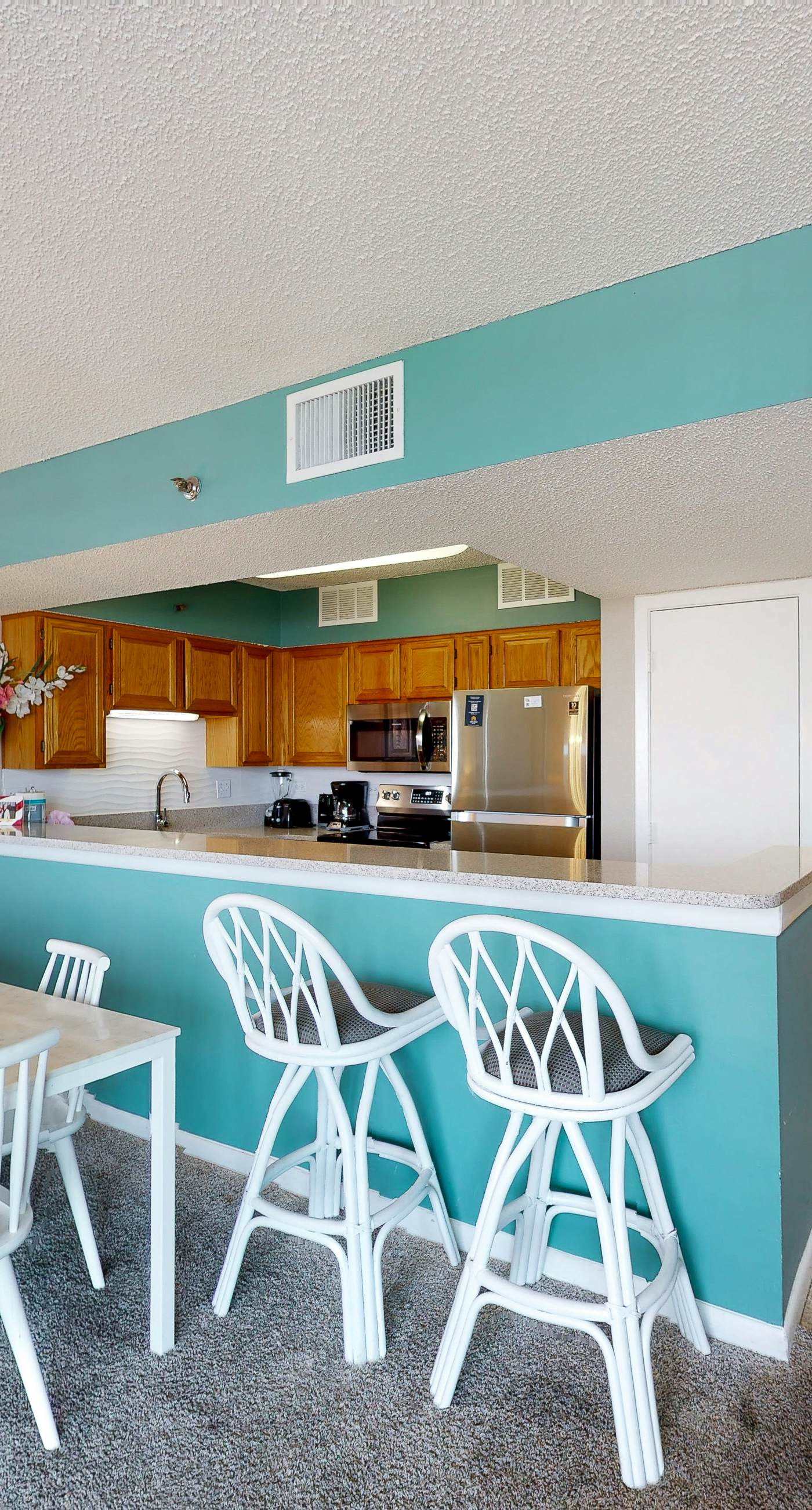 Waterfront corner condo w/ shared pool, pool spa, fitness room, & beach service