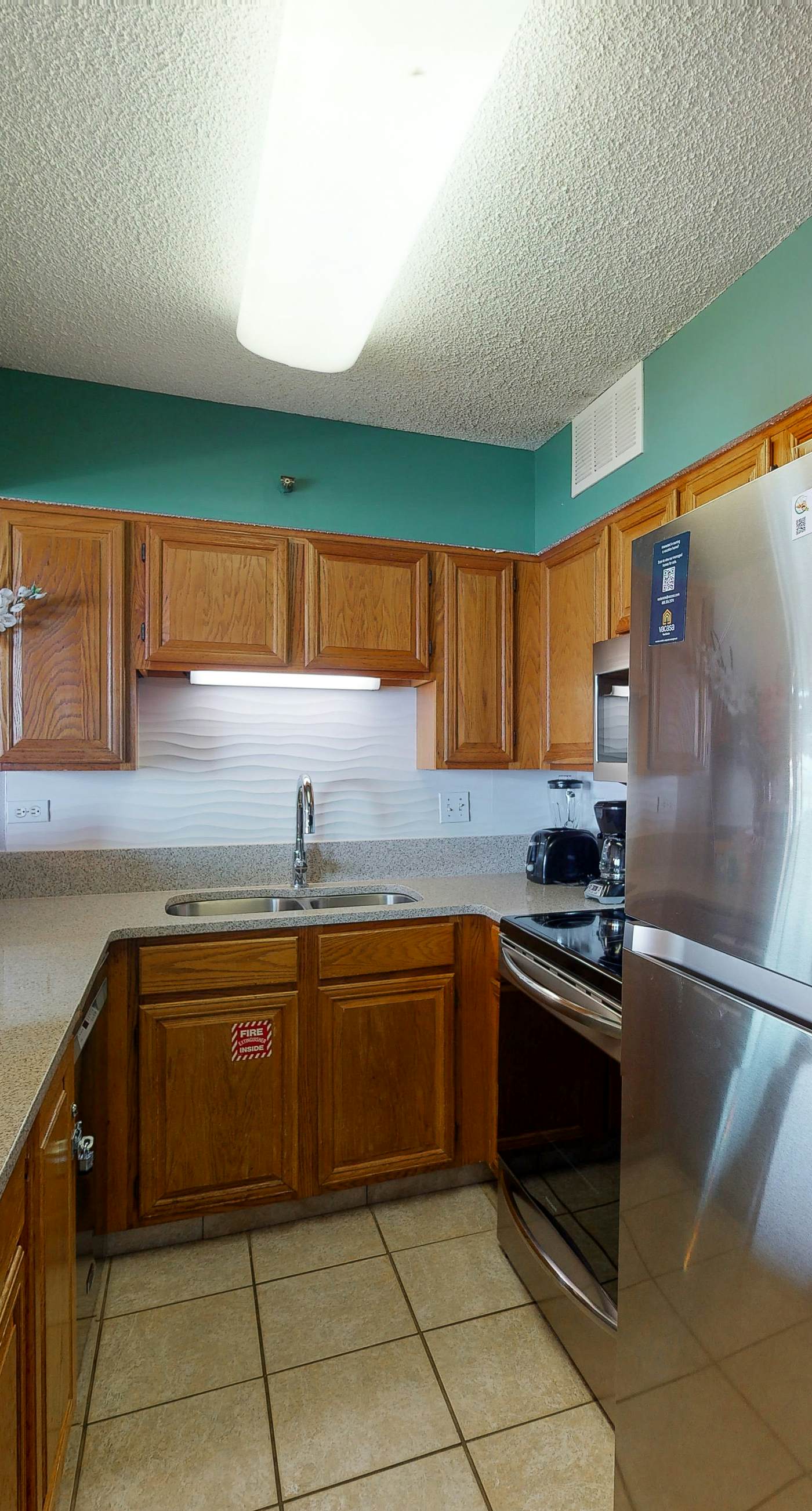 Waterfront corner condo w/ shared pool, pool spa, fitness room, & beach service