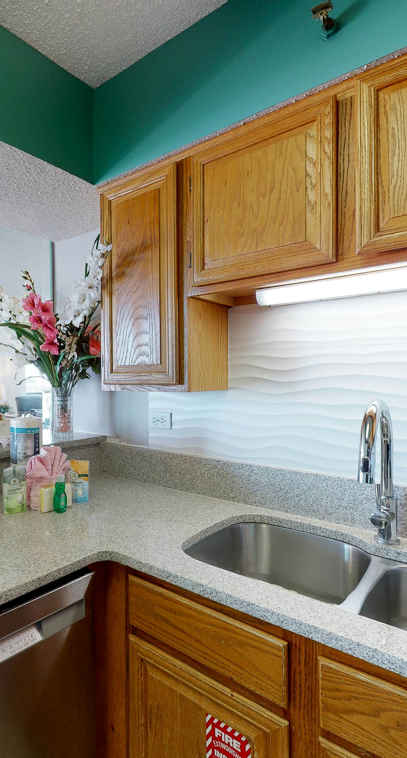 Waterfront corner condo w/ shared pool, pool spa, fitness room, & beach service