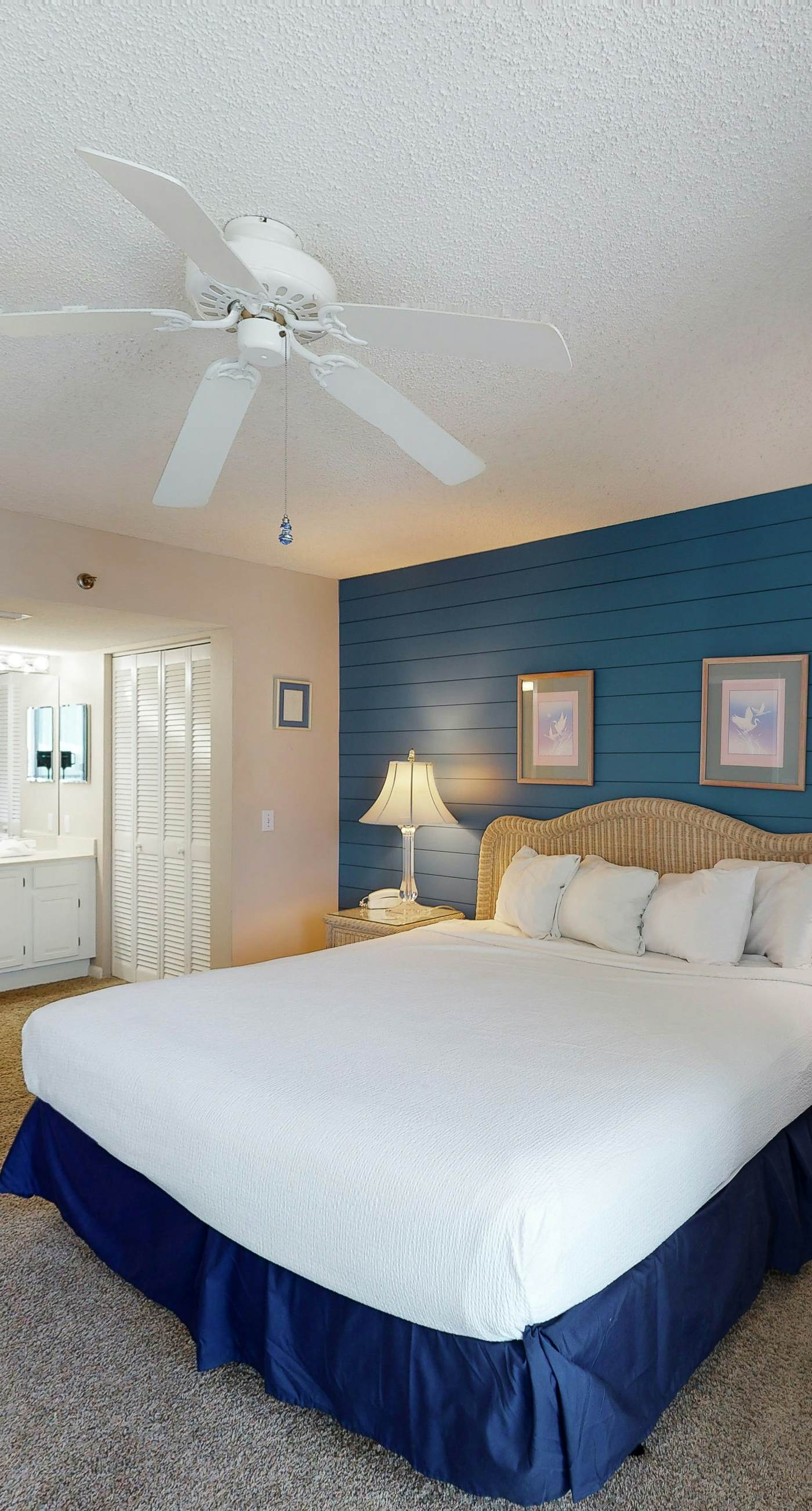 Waterfront corner condo w/ shared pool, pool spa, fitness room, & beach service