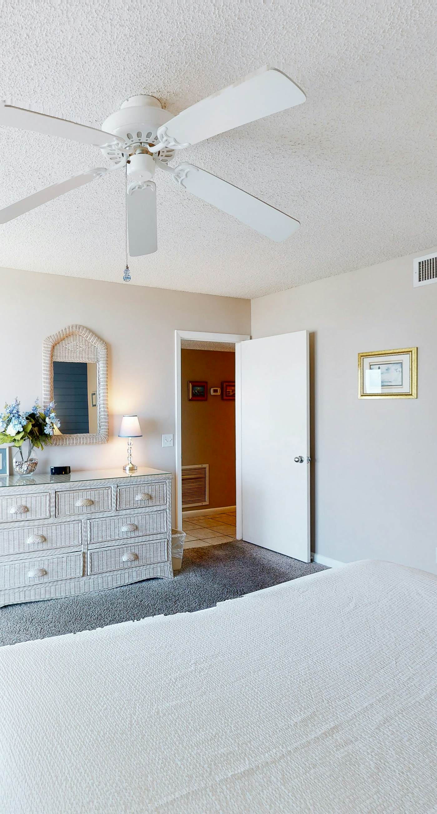 Waterfront corner condo w/ shared pool, pool spa, fitness room, & beach service