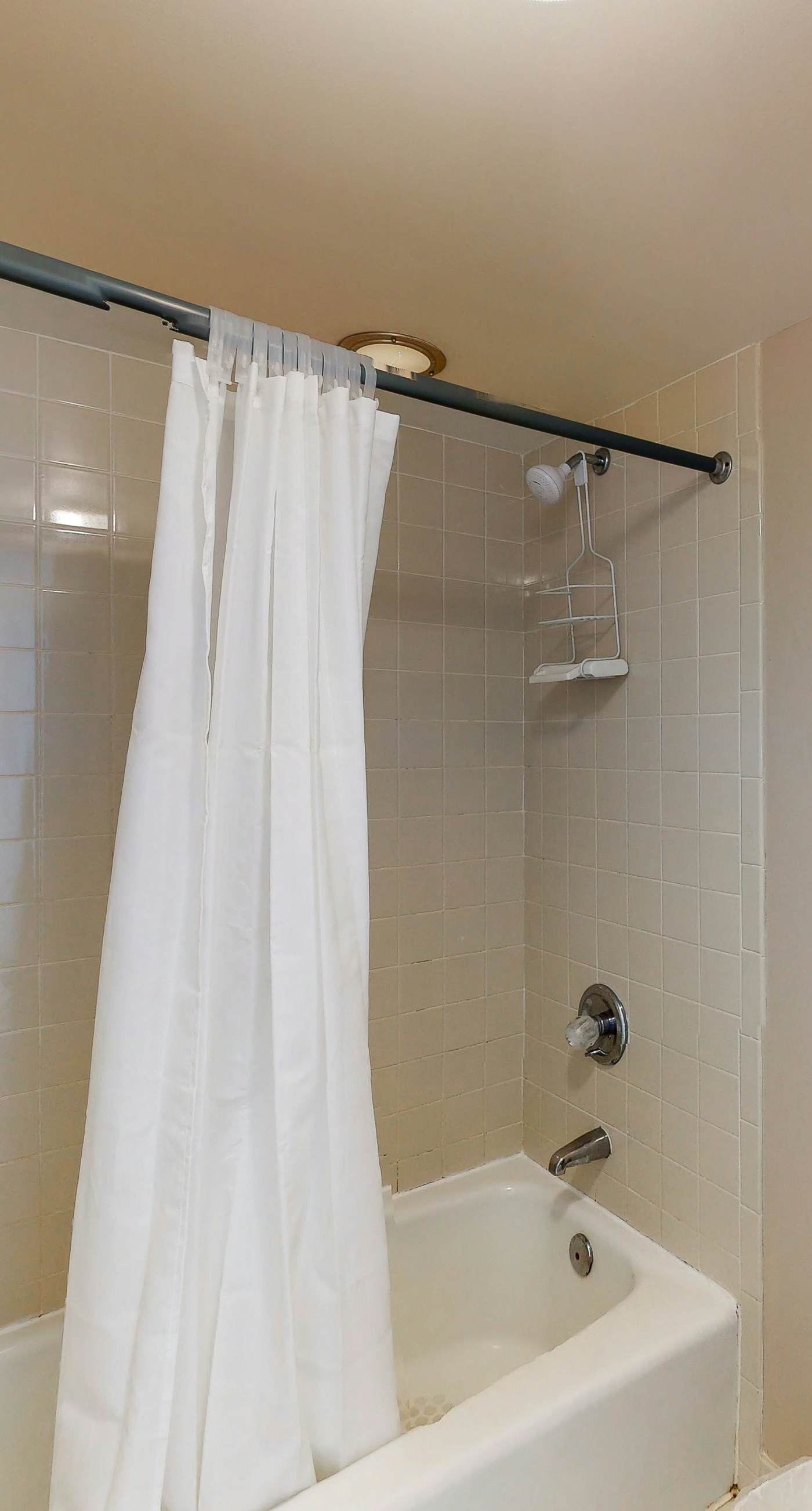 Waterfront corner condo w/ shared pool, pool spa, fitness room, & beach service