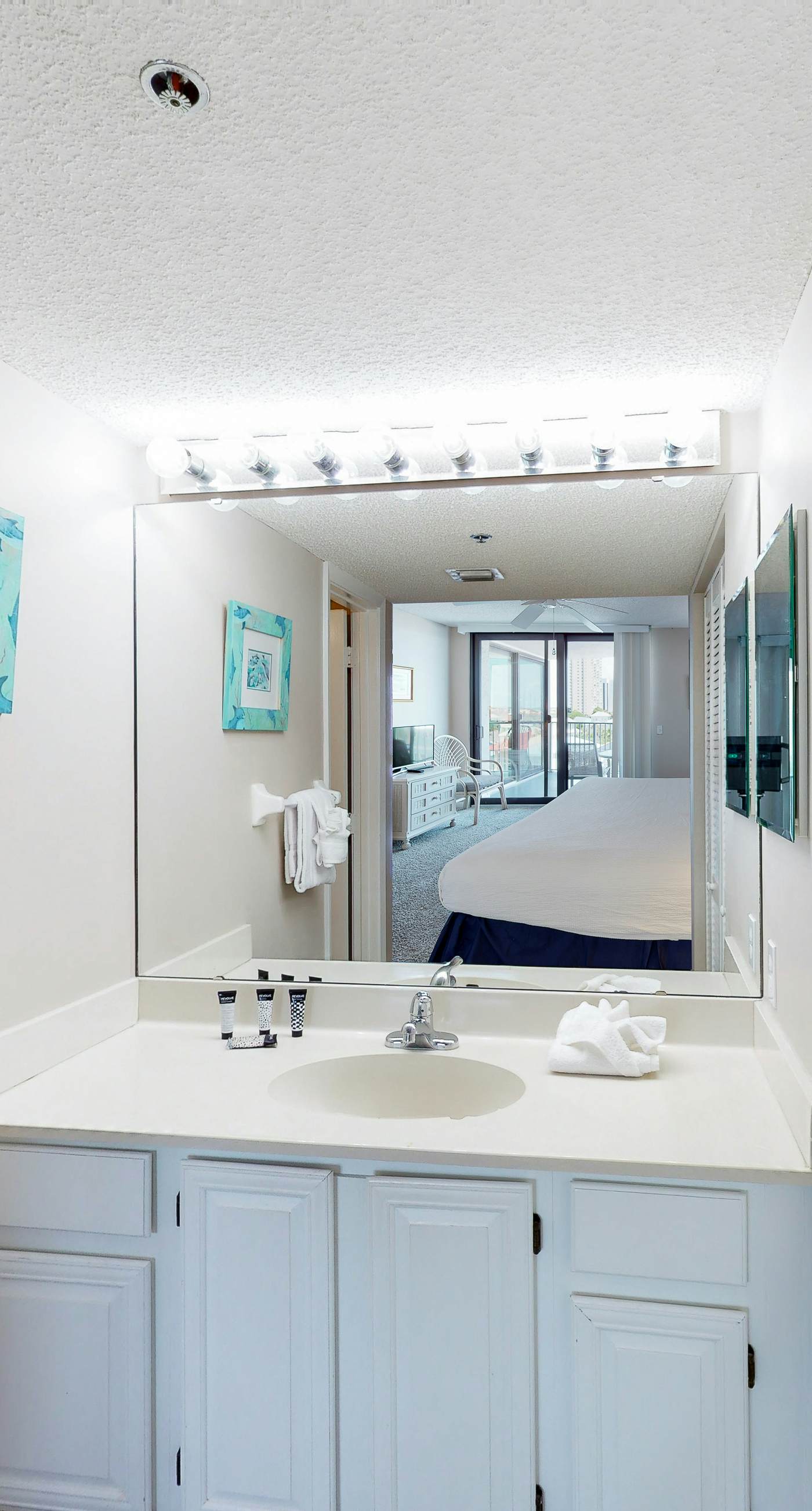 Waterfront corner condo w/ shared pool, pool spa, fitness room, & beach service