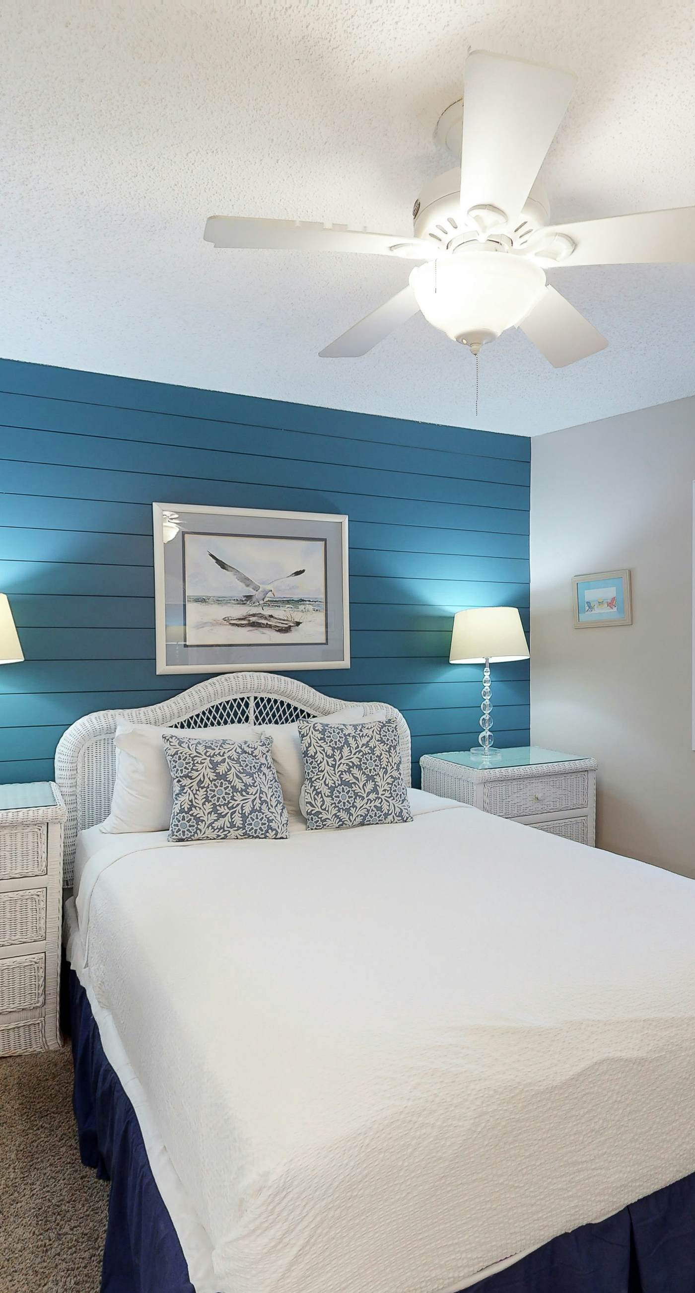 Waterfront corner condo w/ shared pool, pool spa, fitness room, & beach service