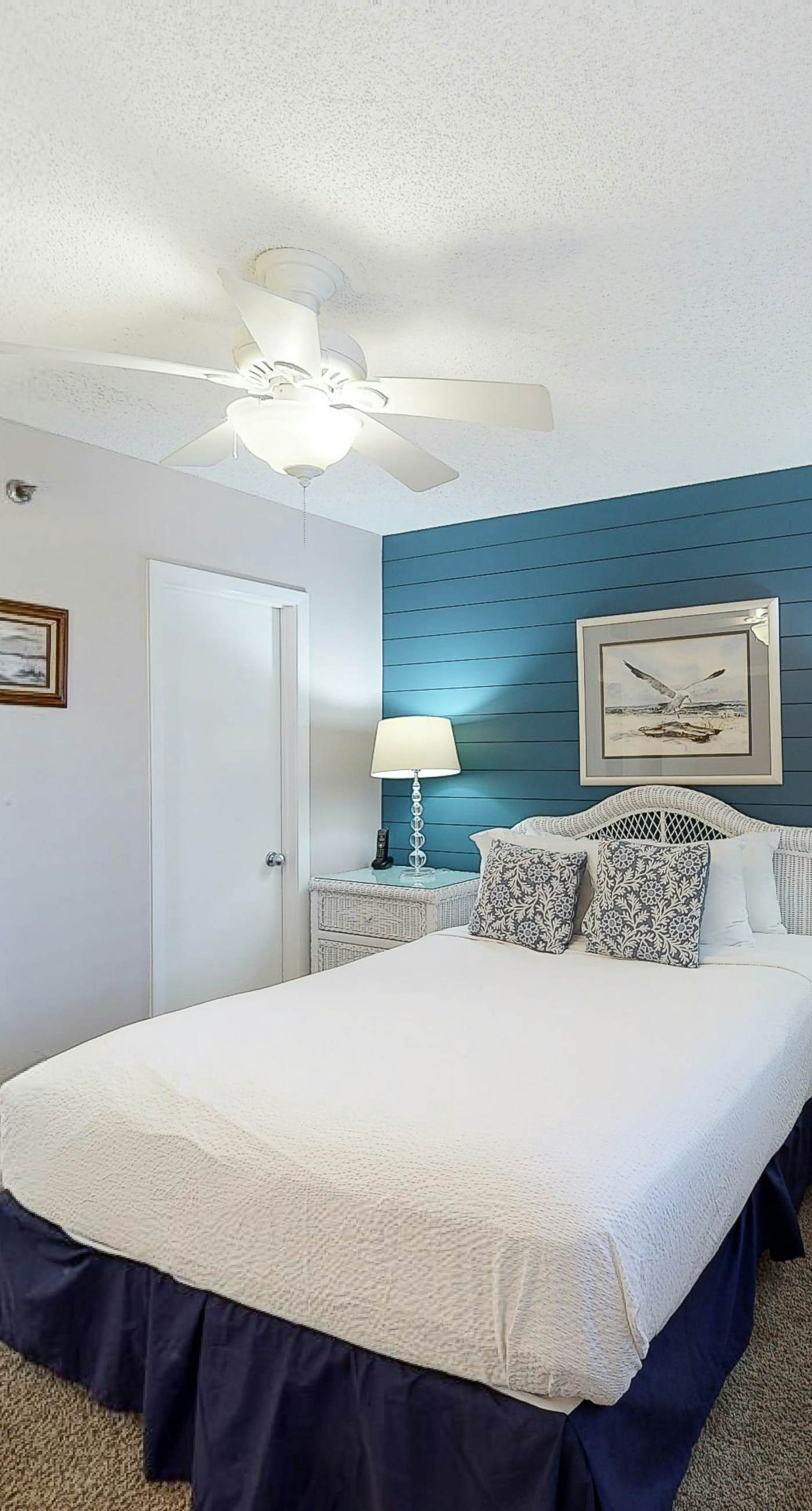 Waterfront corner condo w/ shared pool, pool spa, fitness room, & beach service