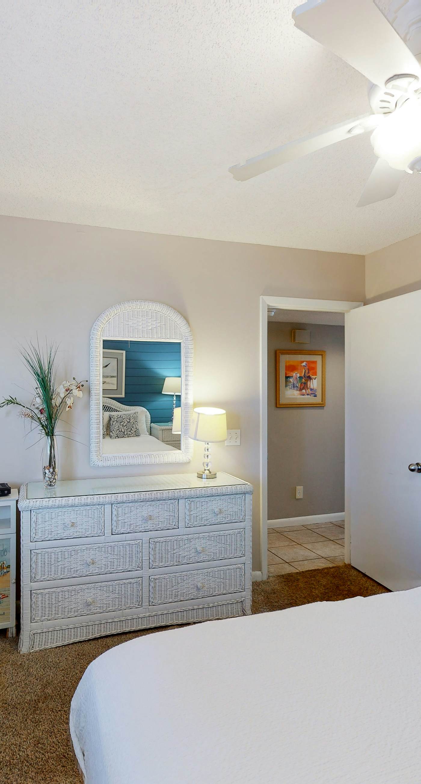 Waterfront corner condo w/ shared pool, pool spa, fitness room, & beach service