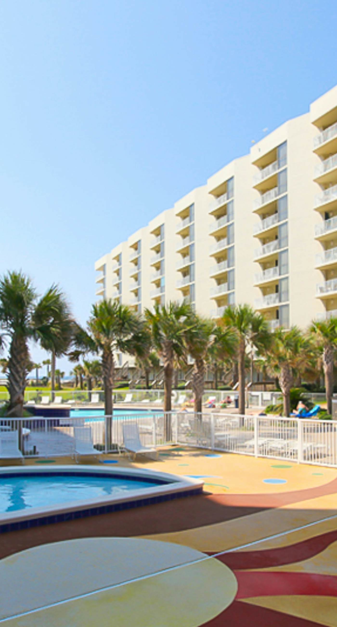 Waterfront corner condo w/ shared pool, pool spa, fitness room, & beach service