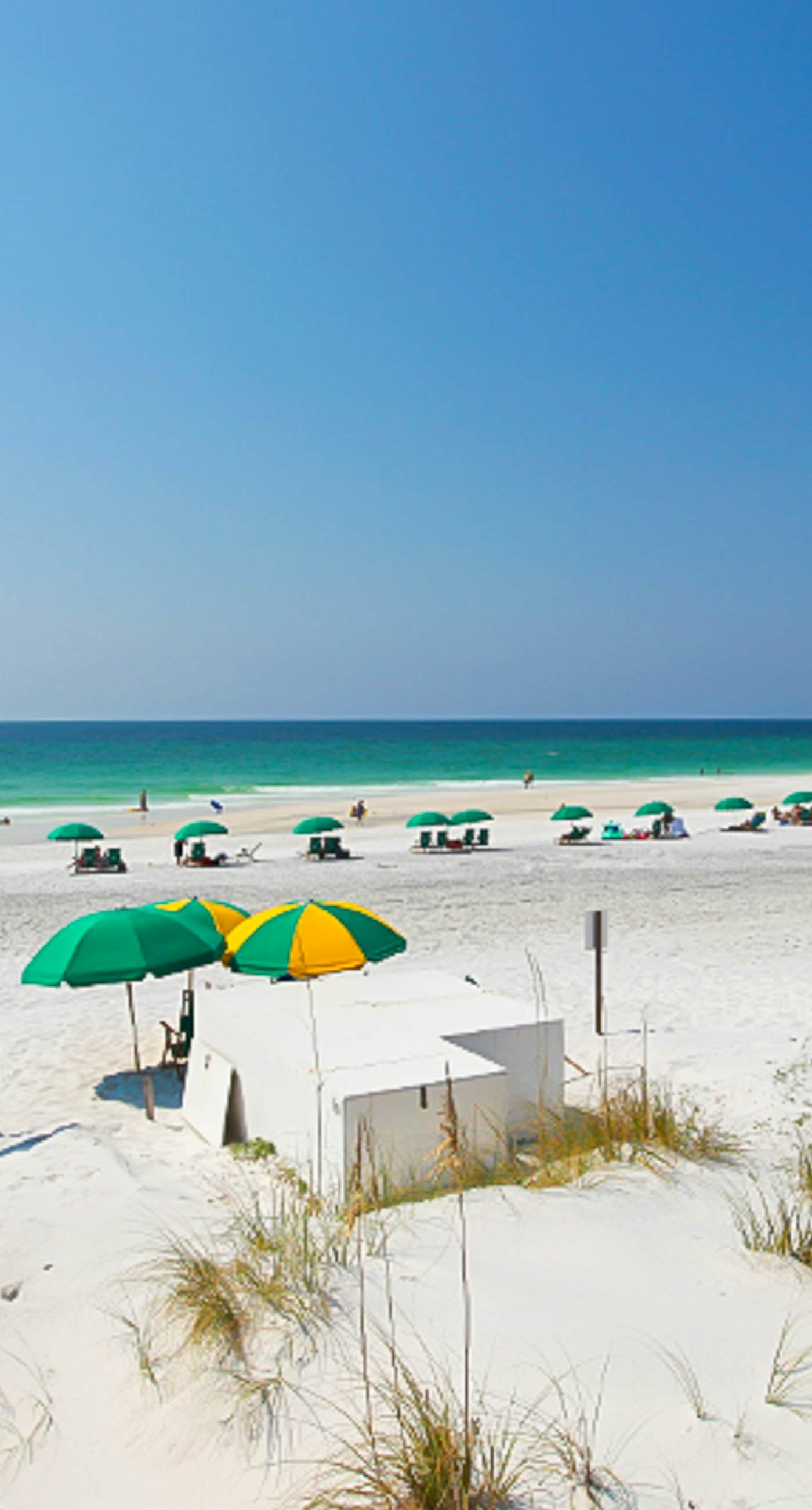 Waterfront corner condo w/ shared pool, pool spa, fitness room, & beach service