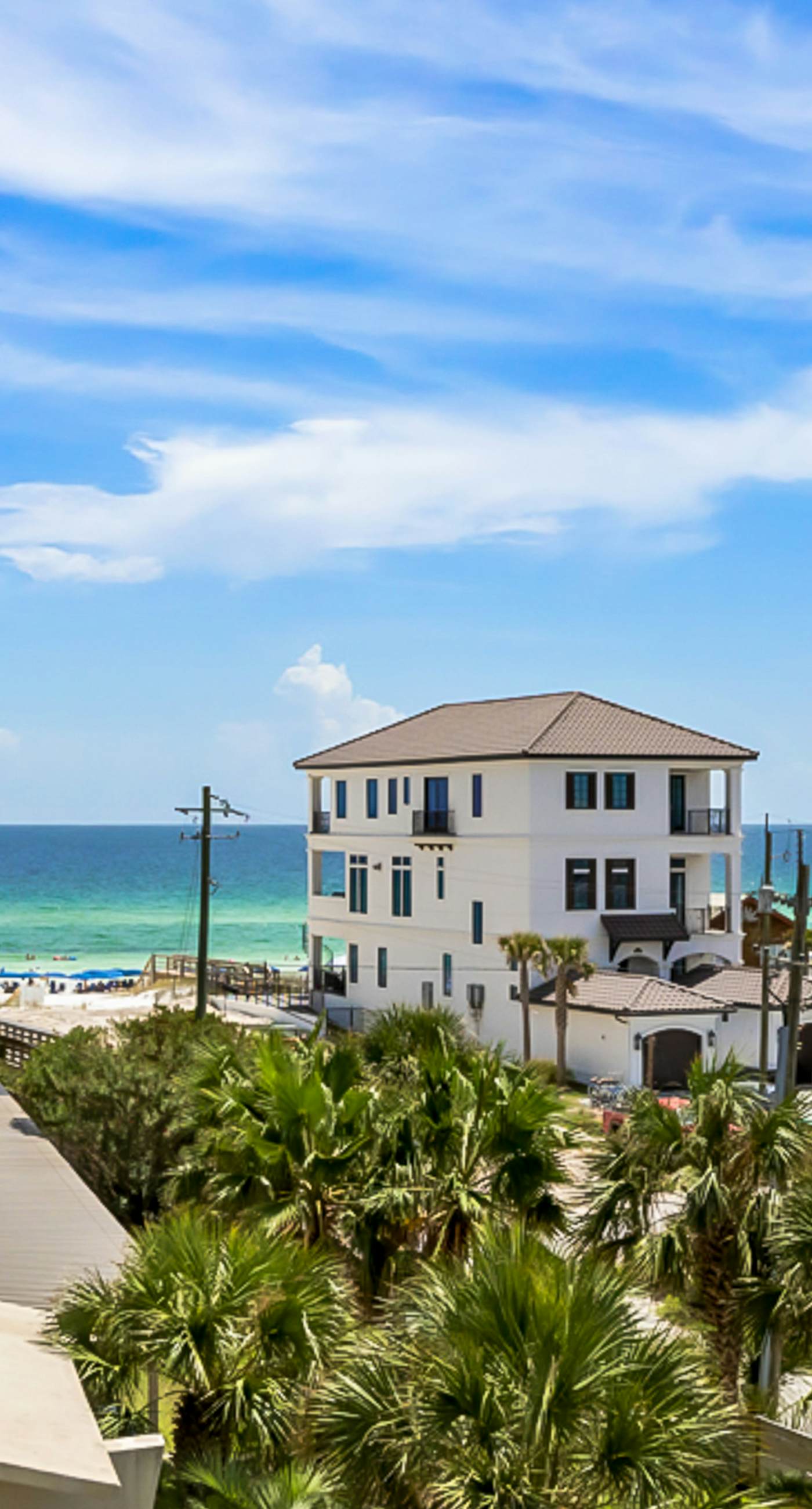 Waterfront corner condo w/ shared pool, pool spa, fitness room, & beach service