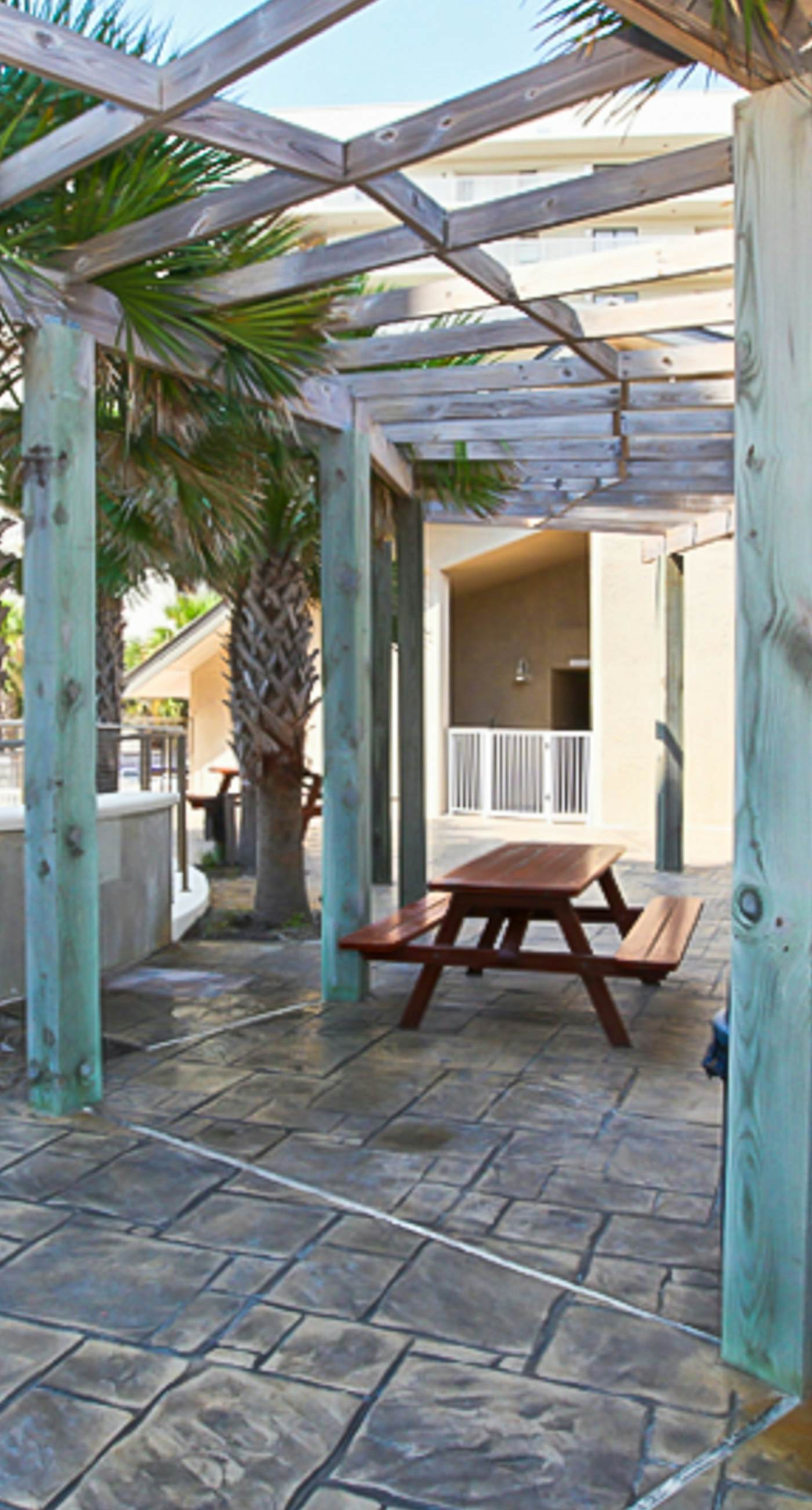 Waterfront corner condo w/ shared pool, pool spa, fitness room, & beach service