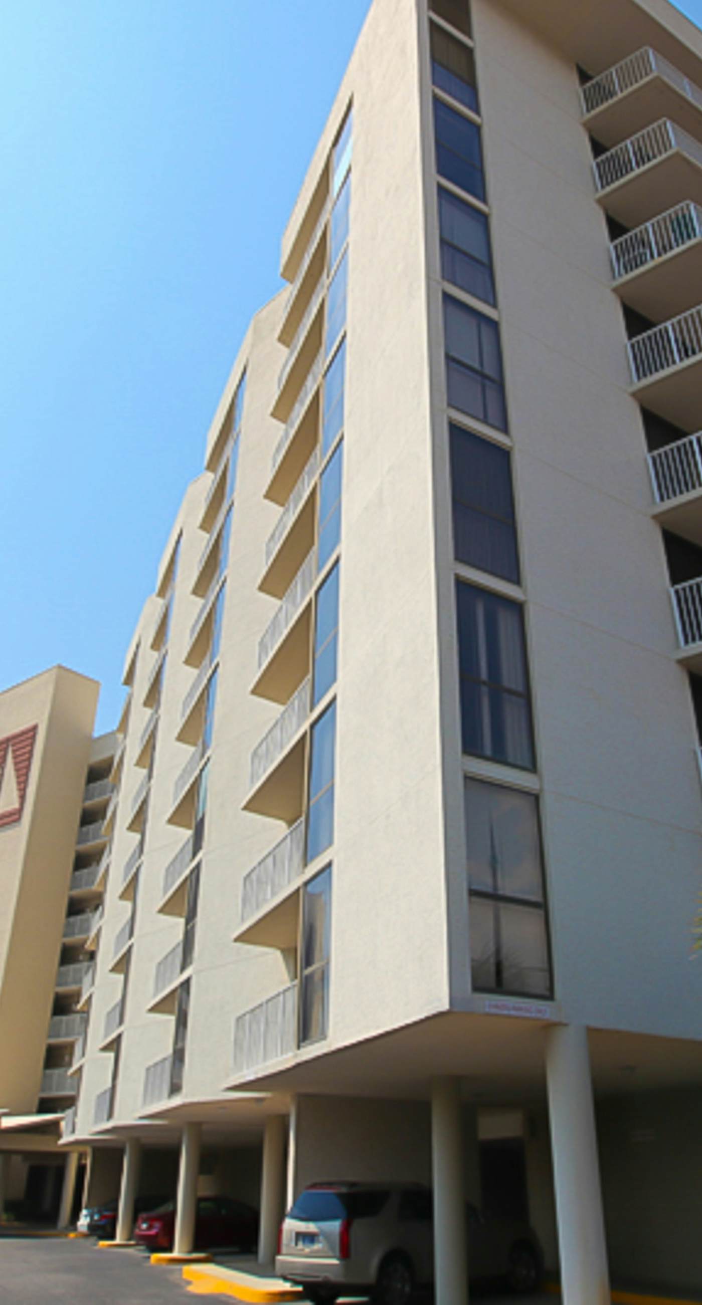 Waterfront corner condo w/ shared pool, pool spa, fitness room, & beach service