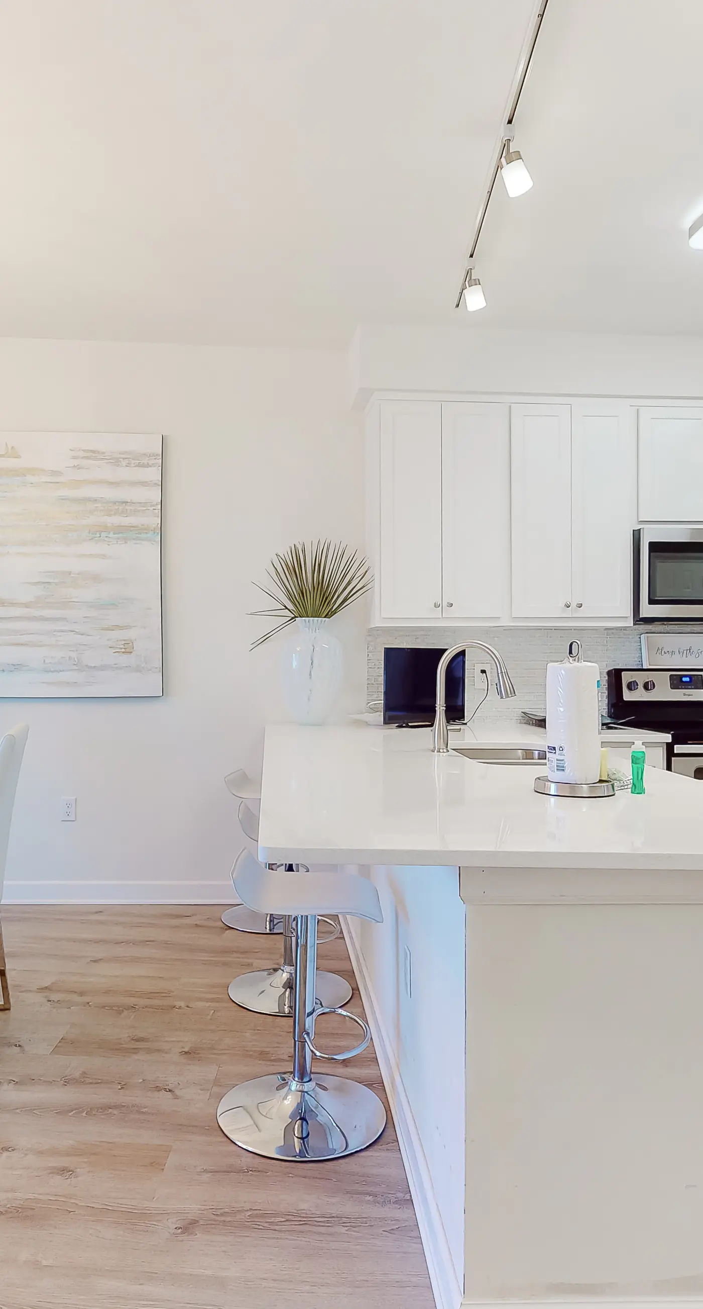 Amazing second-floor condo with Gulf View, fitness center, pools & beach access