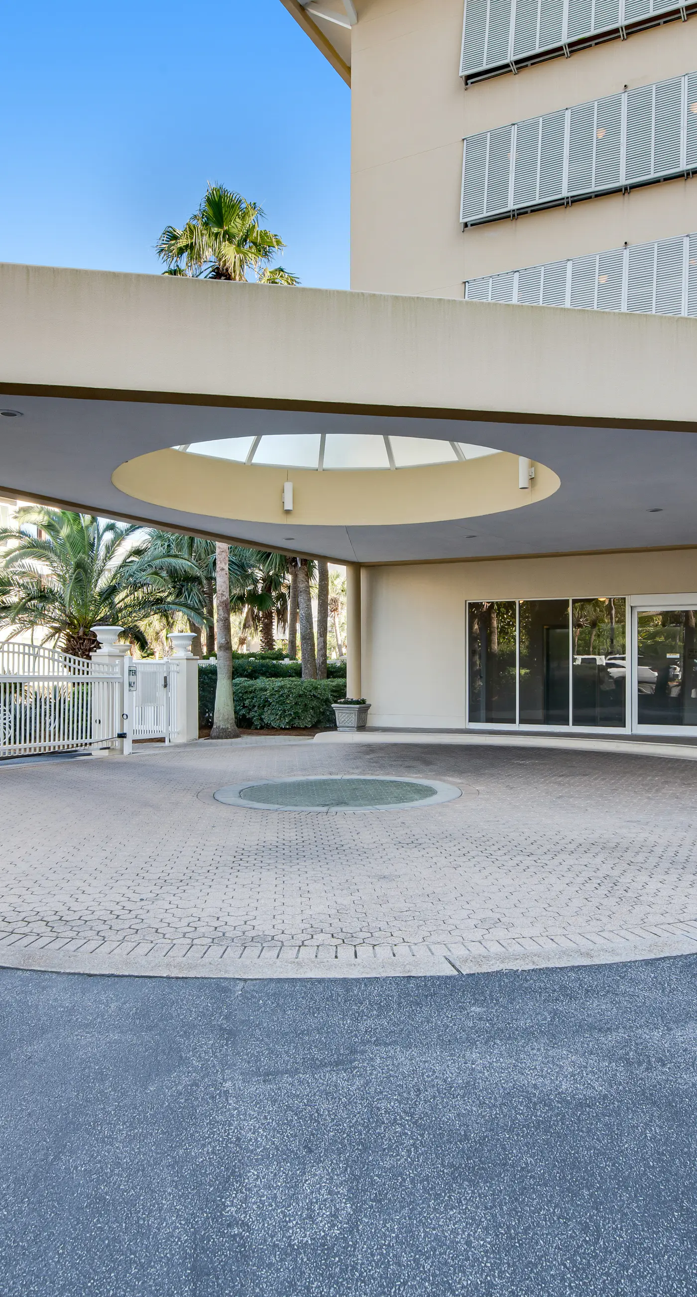 Amazing second-floor condo with Gulf View, fitness center, pools & beach access