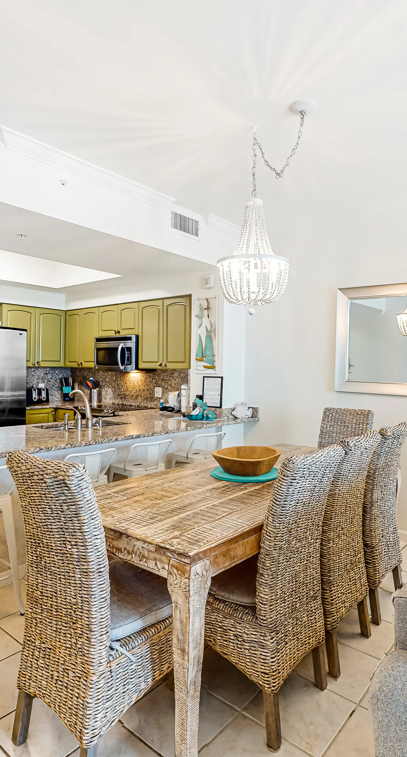 Beachfront condo with shared pool, hot tub, tennis court, & central AC