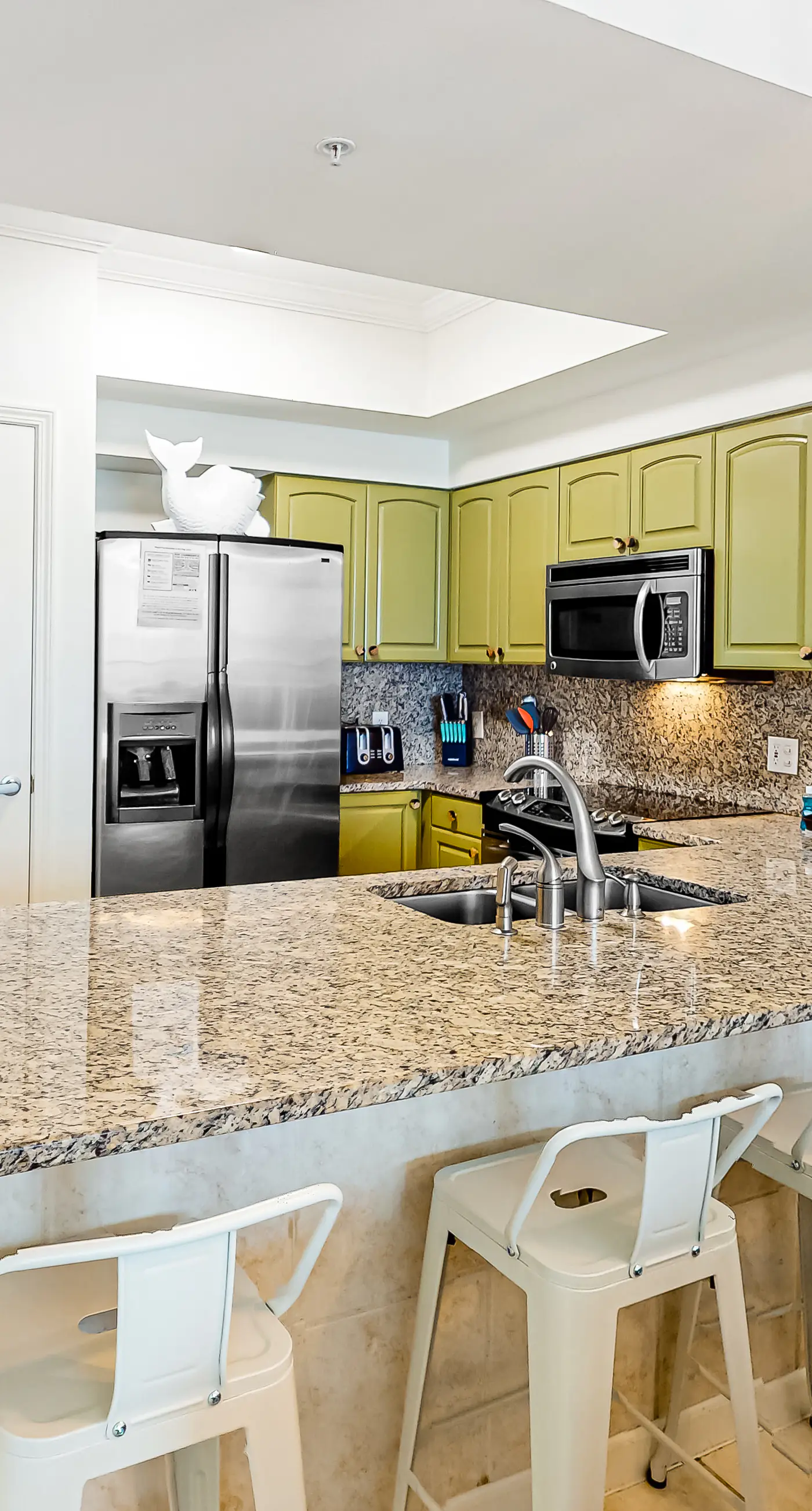 Beachfront condo with shared pool, hot tub, tennis court, & central AC