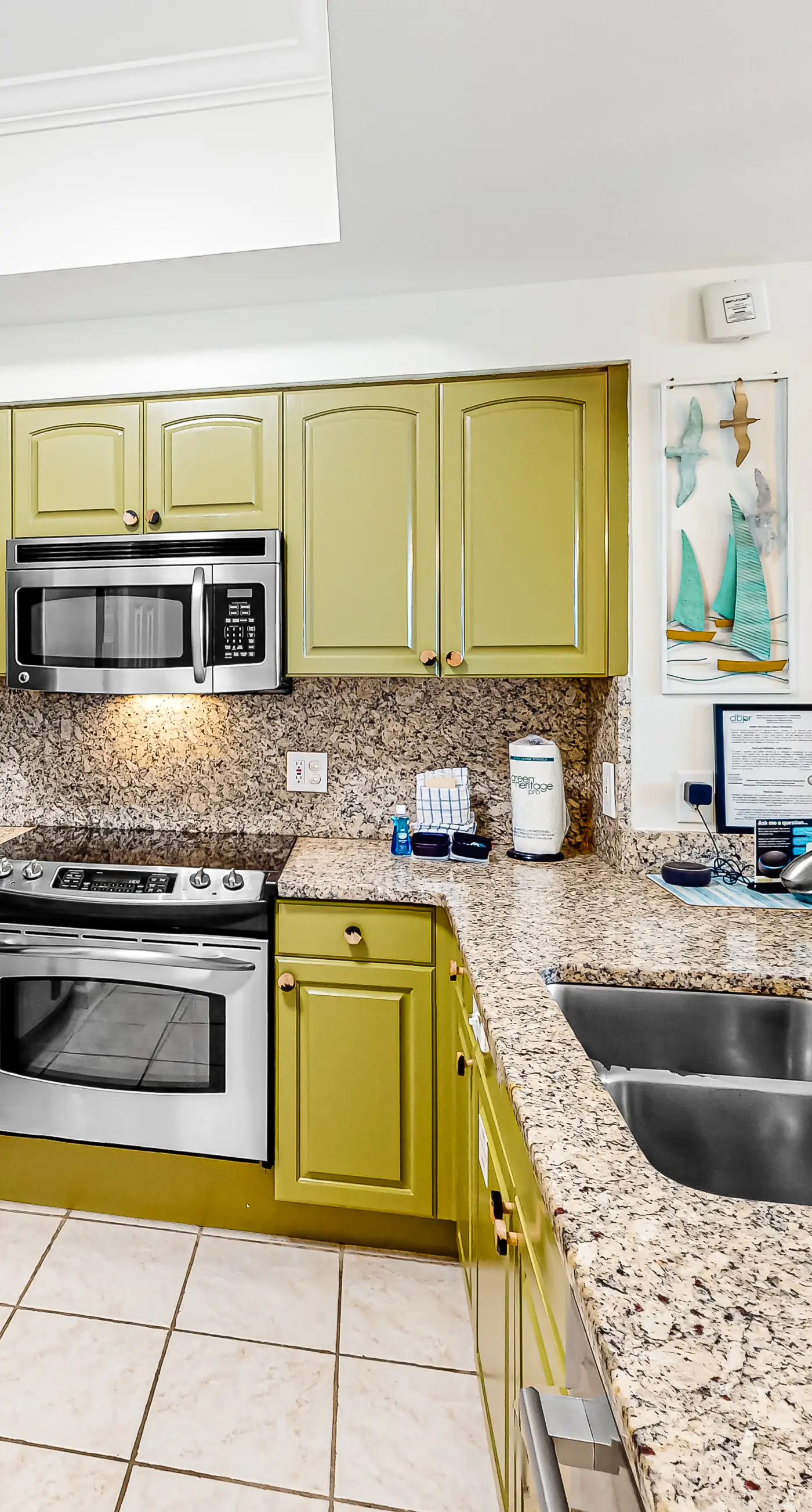 Beachfront condo with shared pool, hot tub, tennis court, & central AC