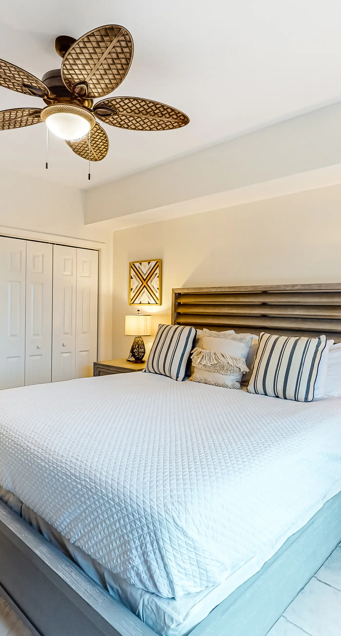 Beachfront condo with shared pool, hot tub, tennis court, & central AC