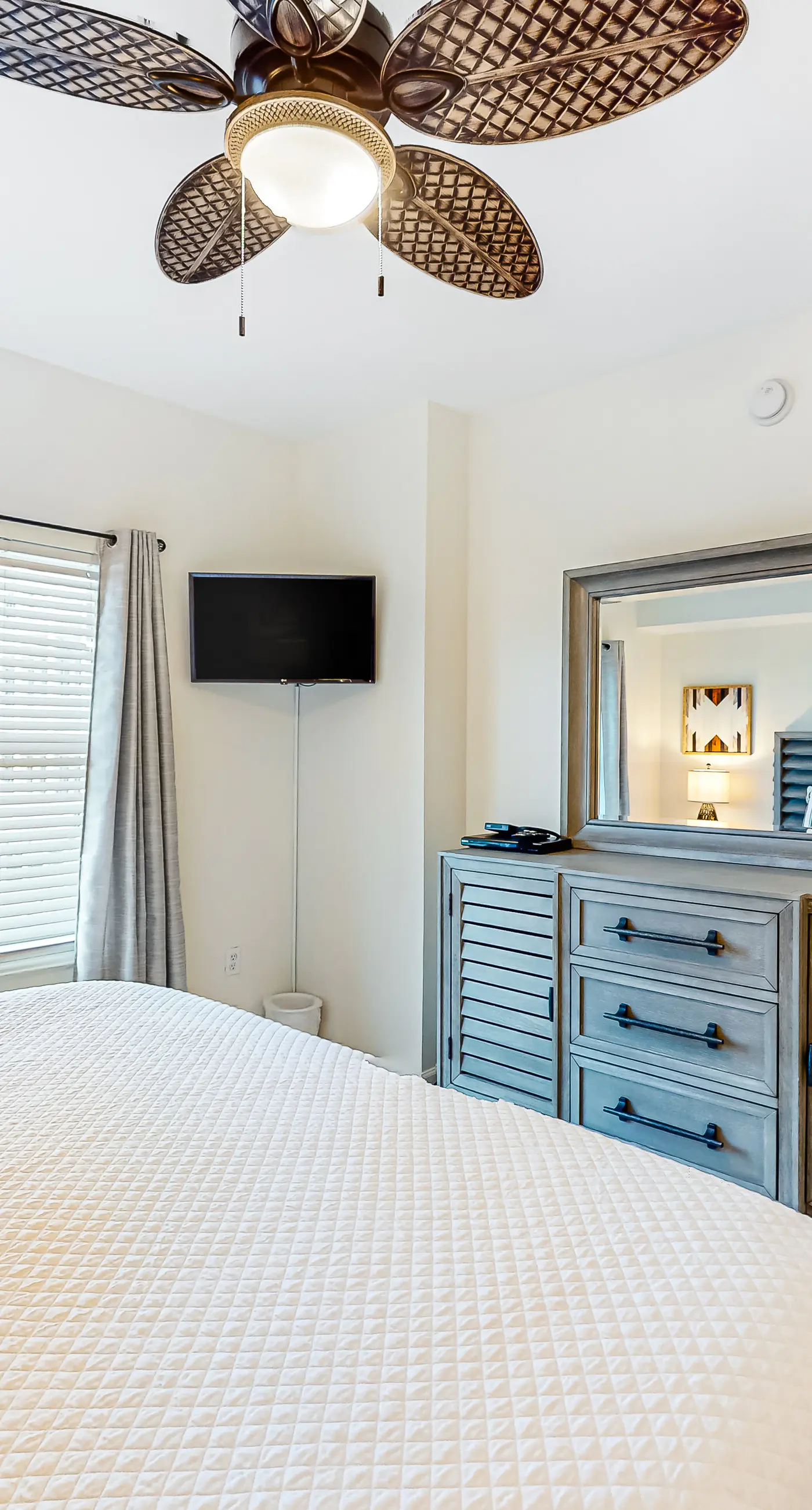 Beachfront condo with shared pool, hot tub, tennis court, & central AC