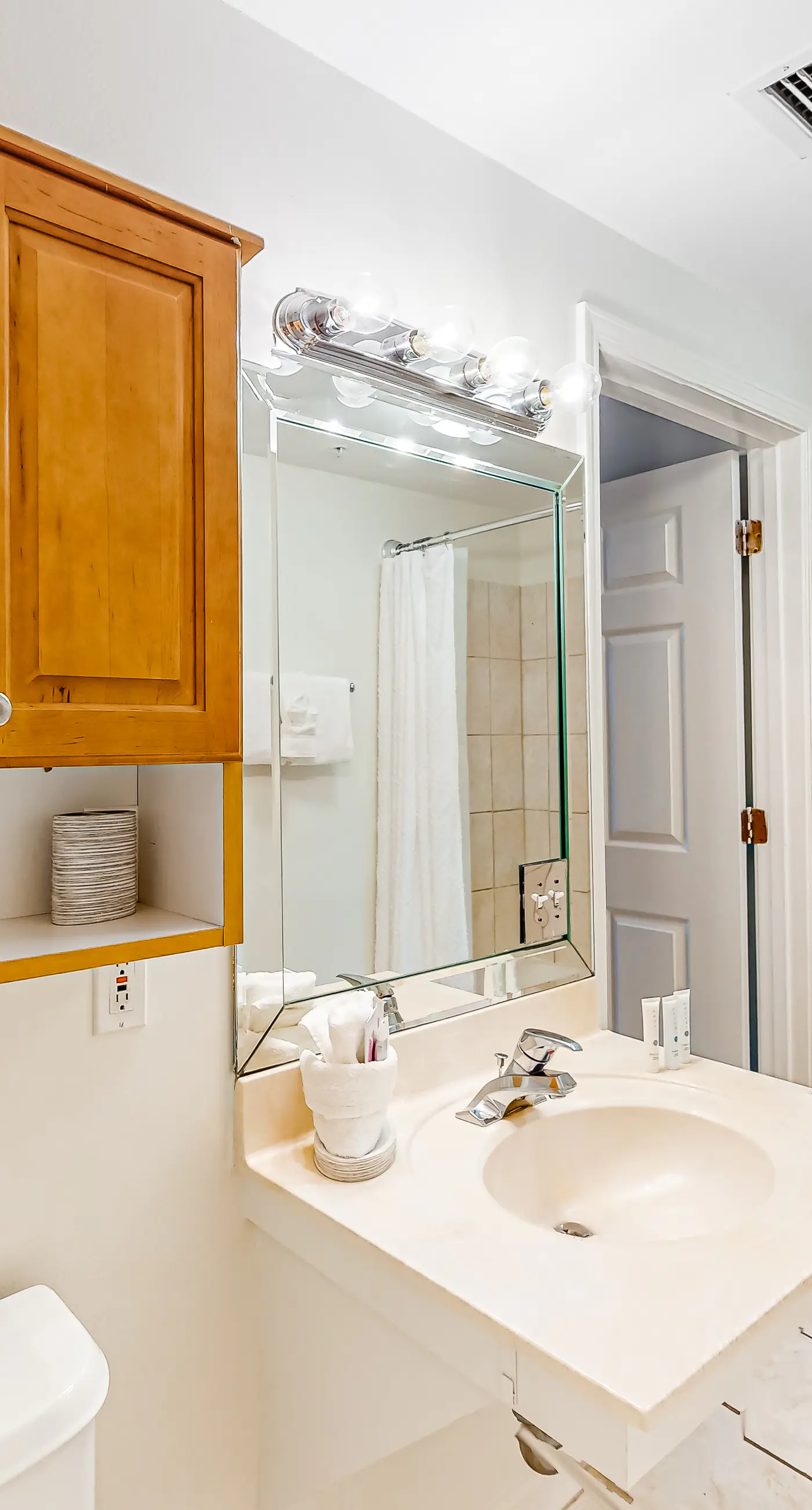 Beachfront condo with shared pool, hot tub, tennis court, & central AC