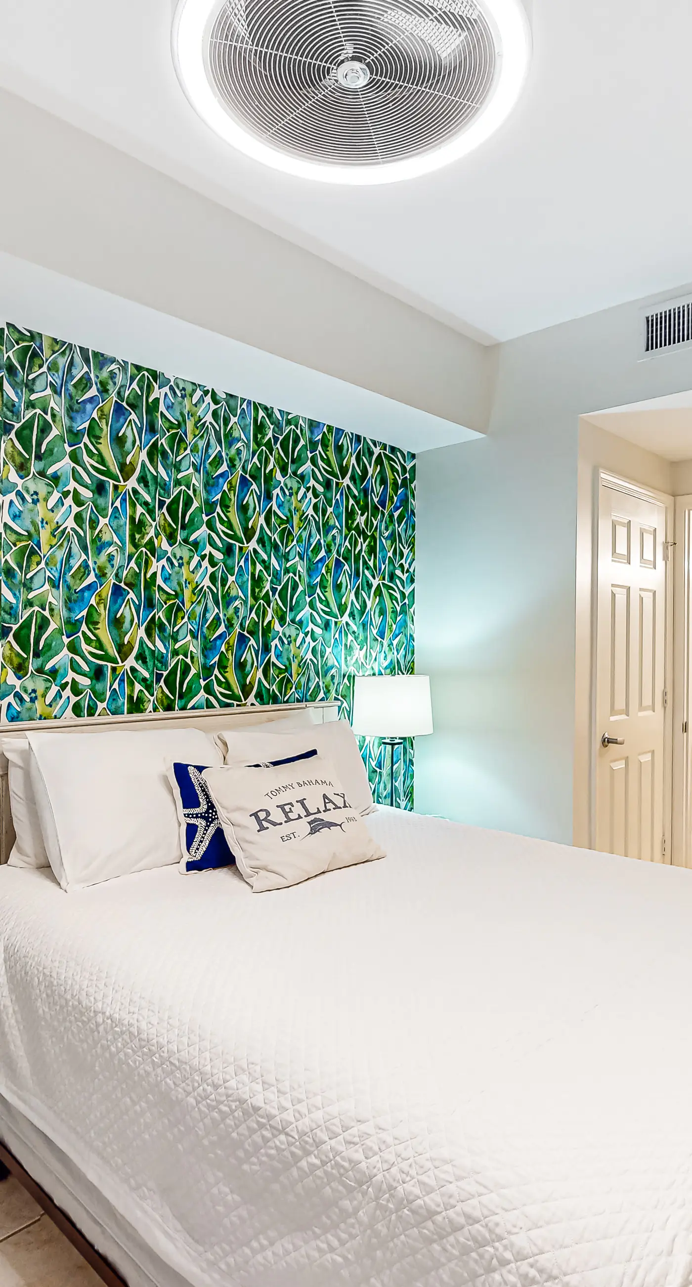 Beachfront condo with shared pool, hot tub, tennis court, & central AC