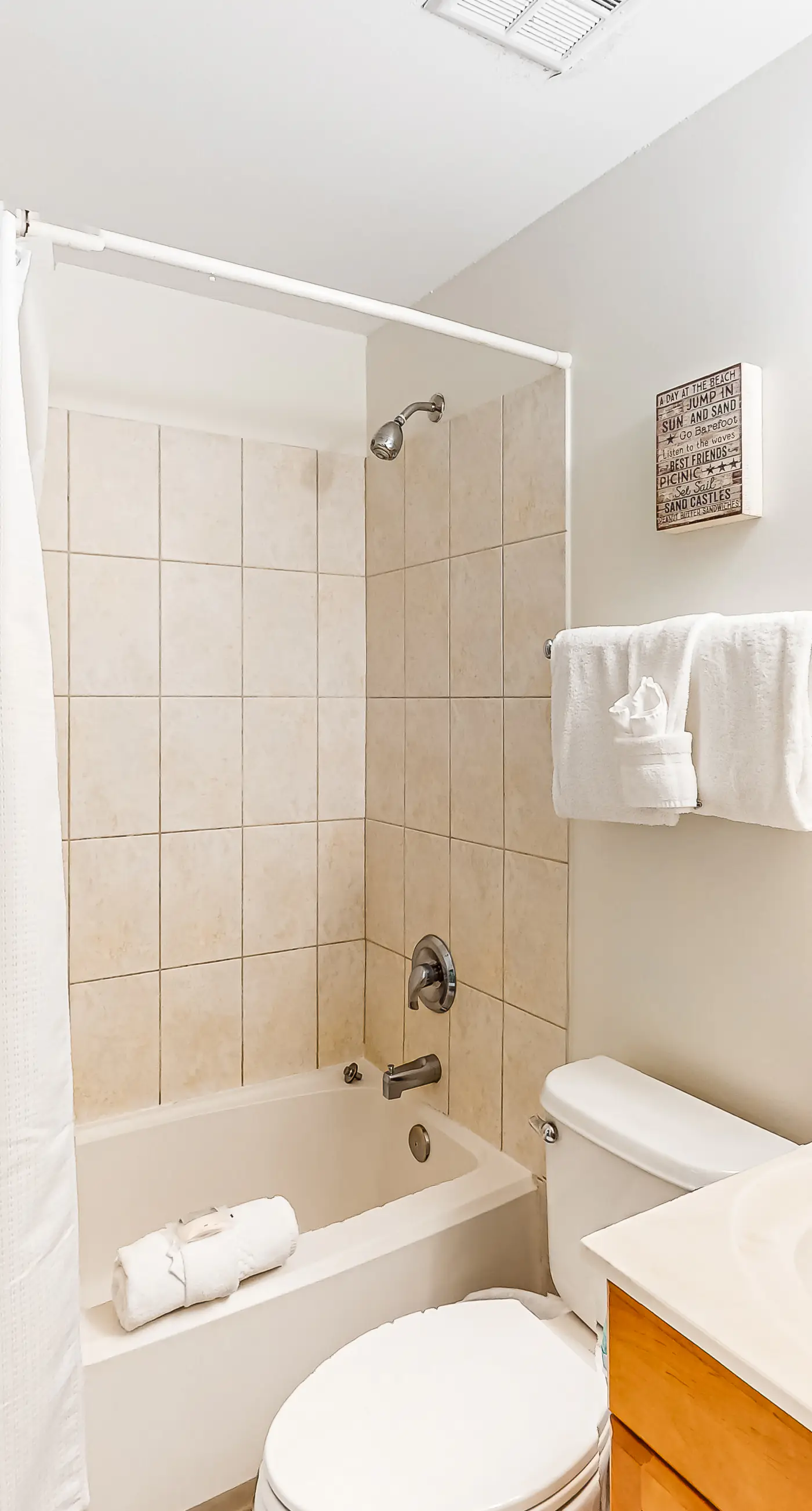 Beachfront condo with shared pool, hot tub, tennis court, & central AC