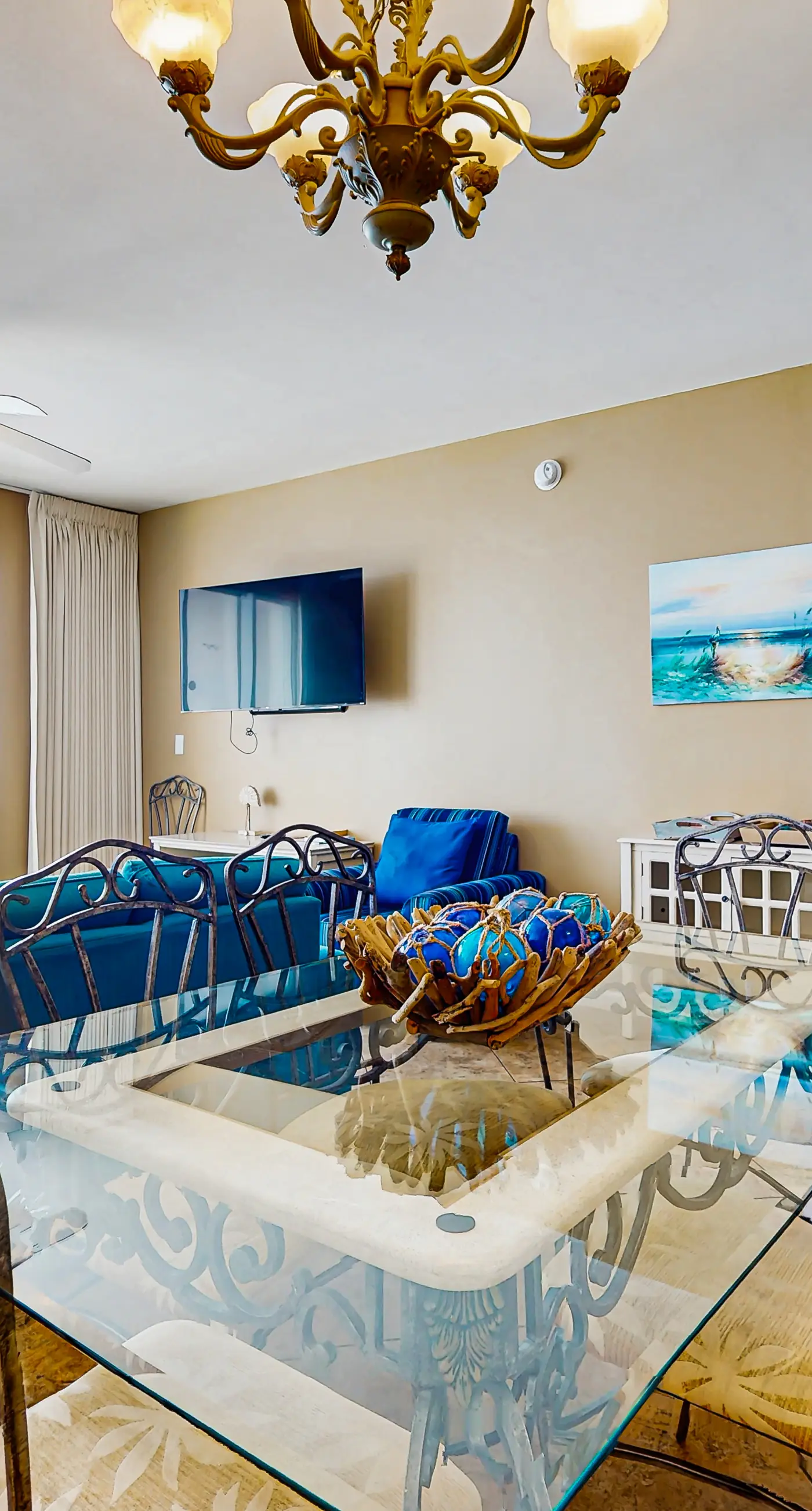 Large, beachfront condo w/ a furnished balcony, shared pools, hot tub, & tennis