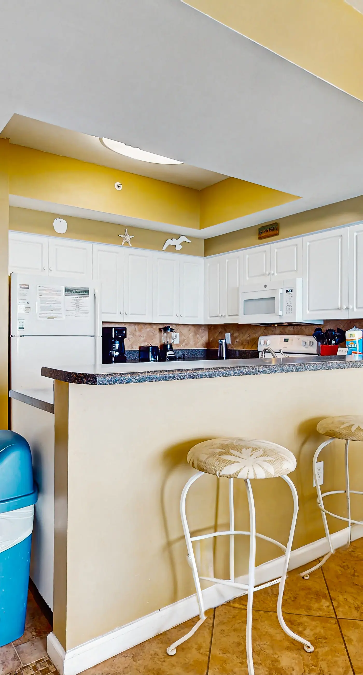 Large, beachfront condo w/ a furnished balcony, shared pools, hot tub, & tennis