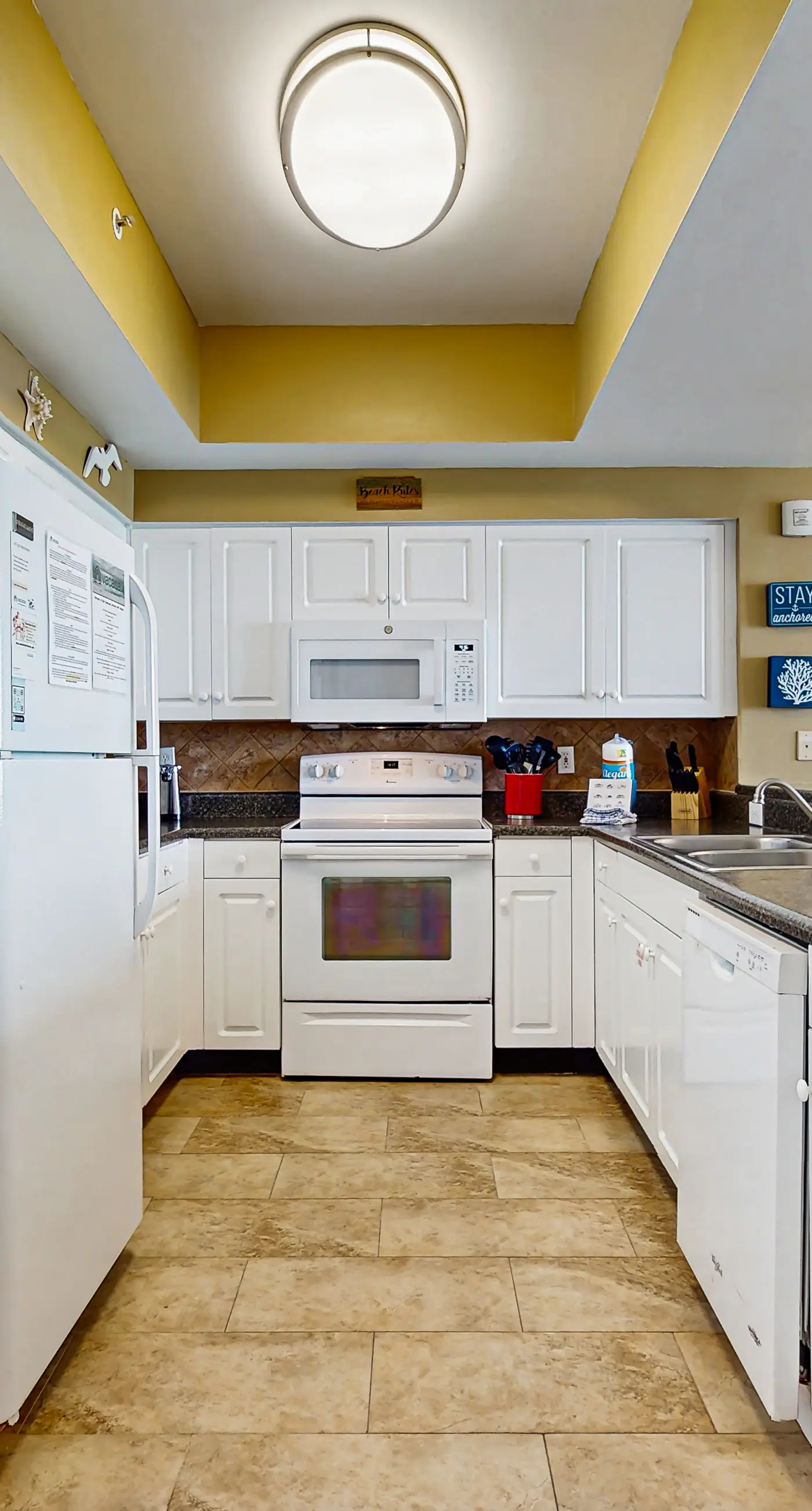 Large, beachfront condo w/ a furnished balcony, shared pools, hot tub, & tennis