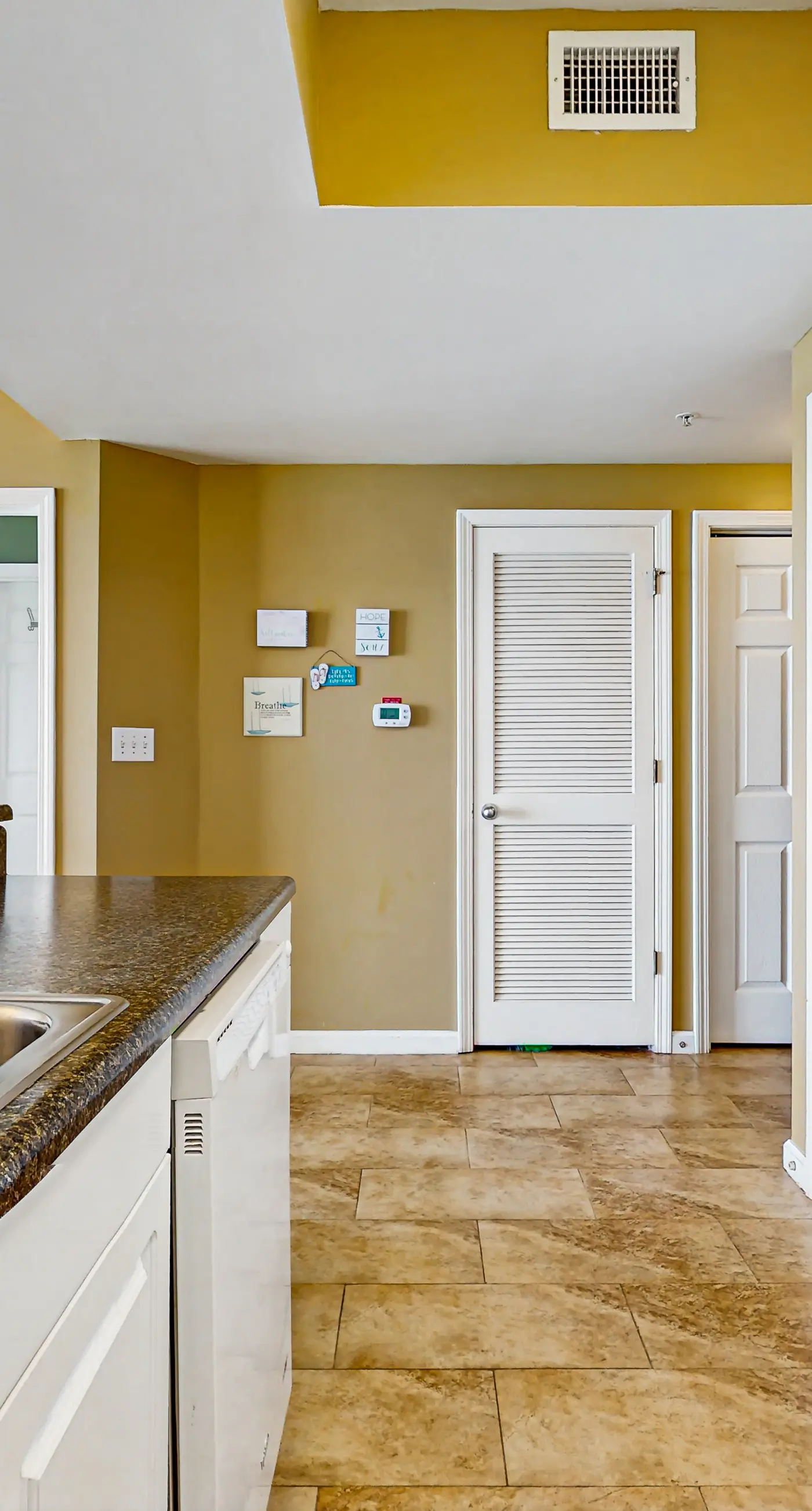 Large, beachfront condo w/ a furnished balcony, shared pools, hot tub, & tennis