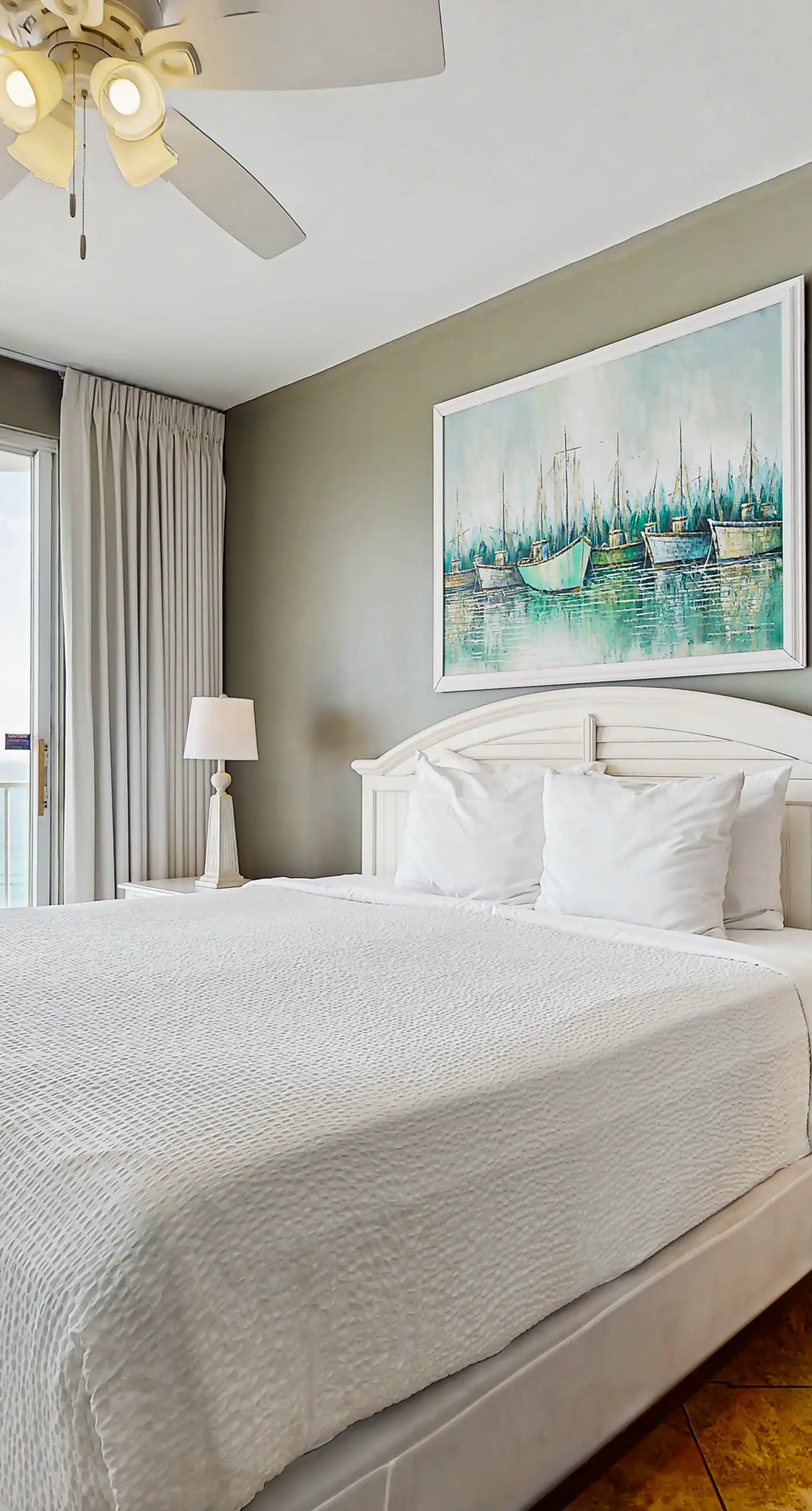 Large, beachfront condo w/ a furnished balcony, shared pools, hot tub, & tennis