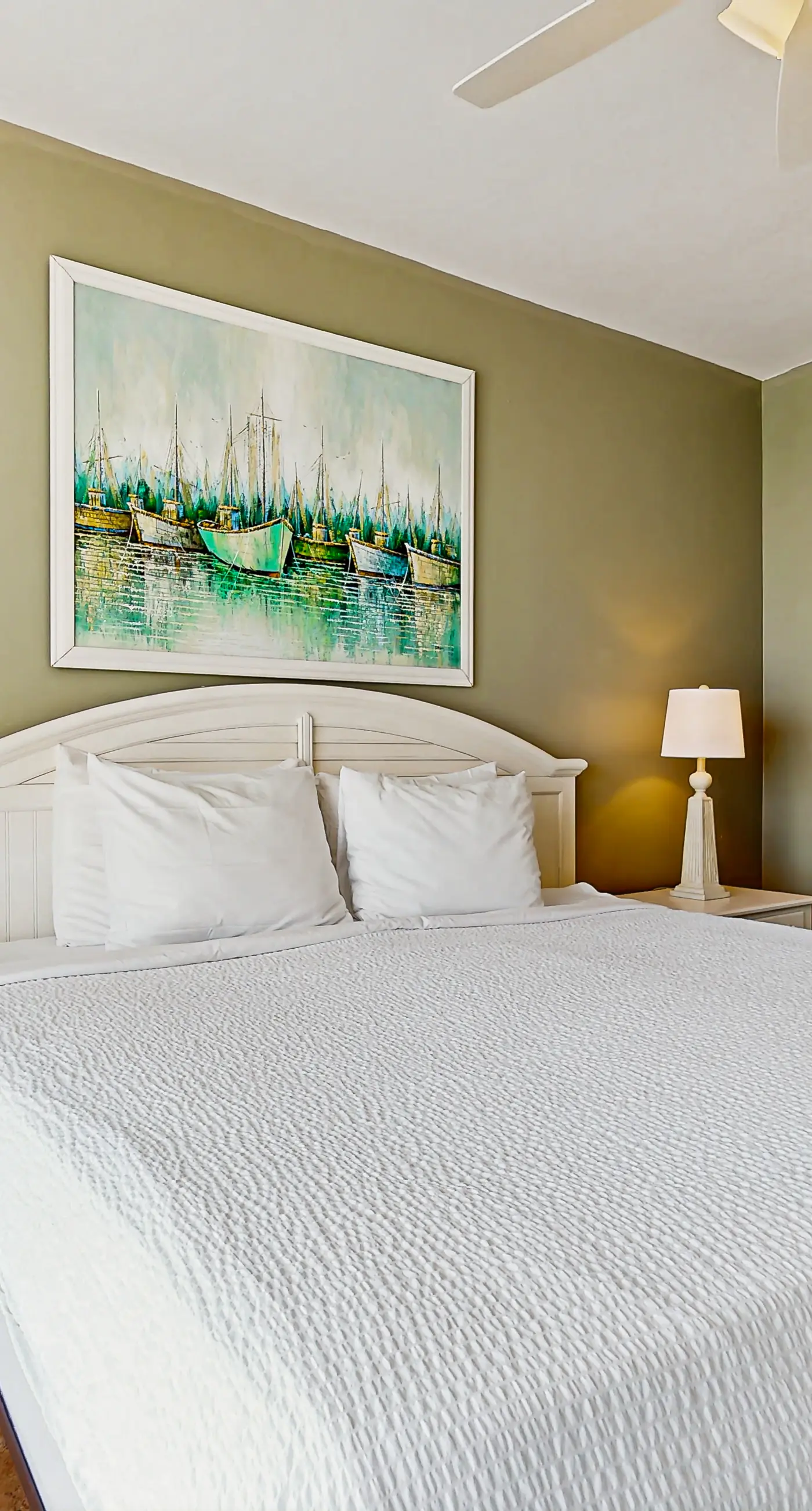 Large, beachfront condo w/ a furnished balcony, shared pools, hot tub, & tennis