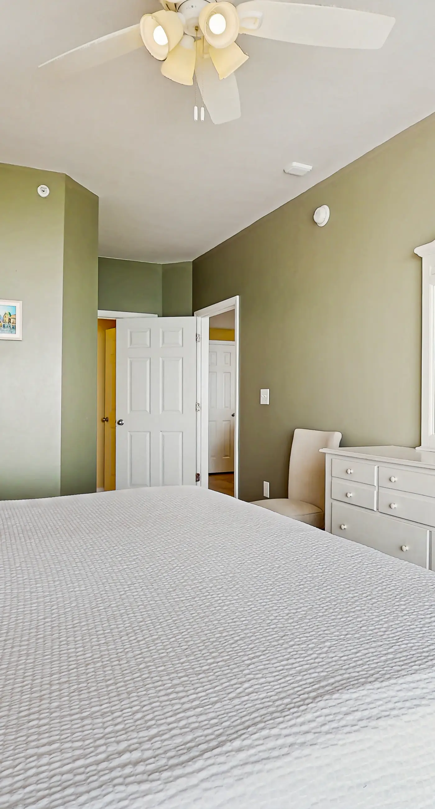 Large, beachfront condo w/ a furnished balcony, shared pools, hot tub, & tennis