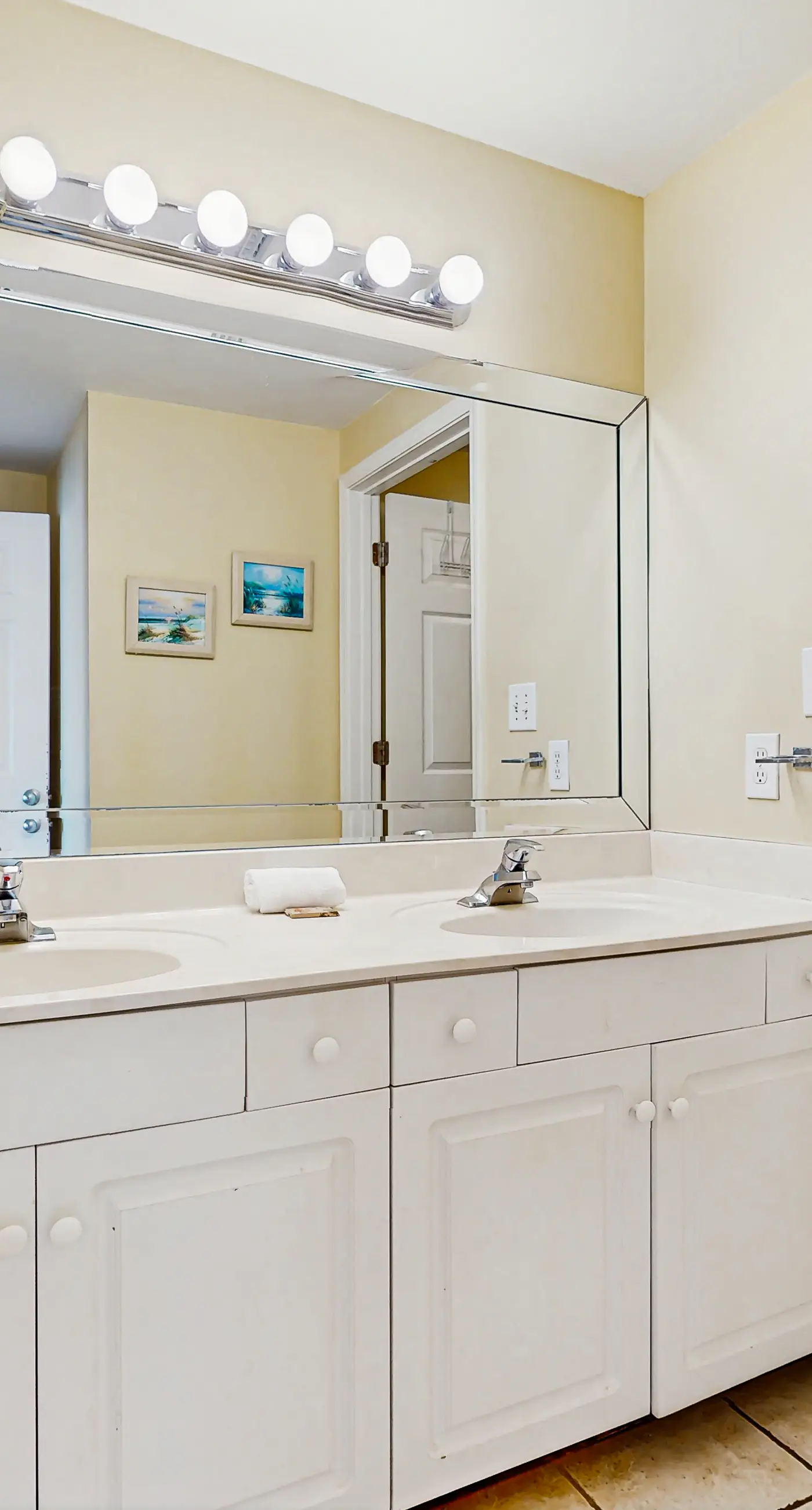 Large, beachfront condo w/ a furnished balcony, shared pools, hot tub, & tennis