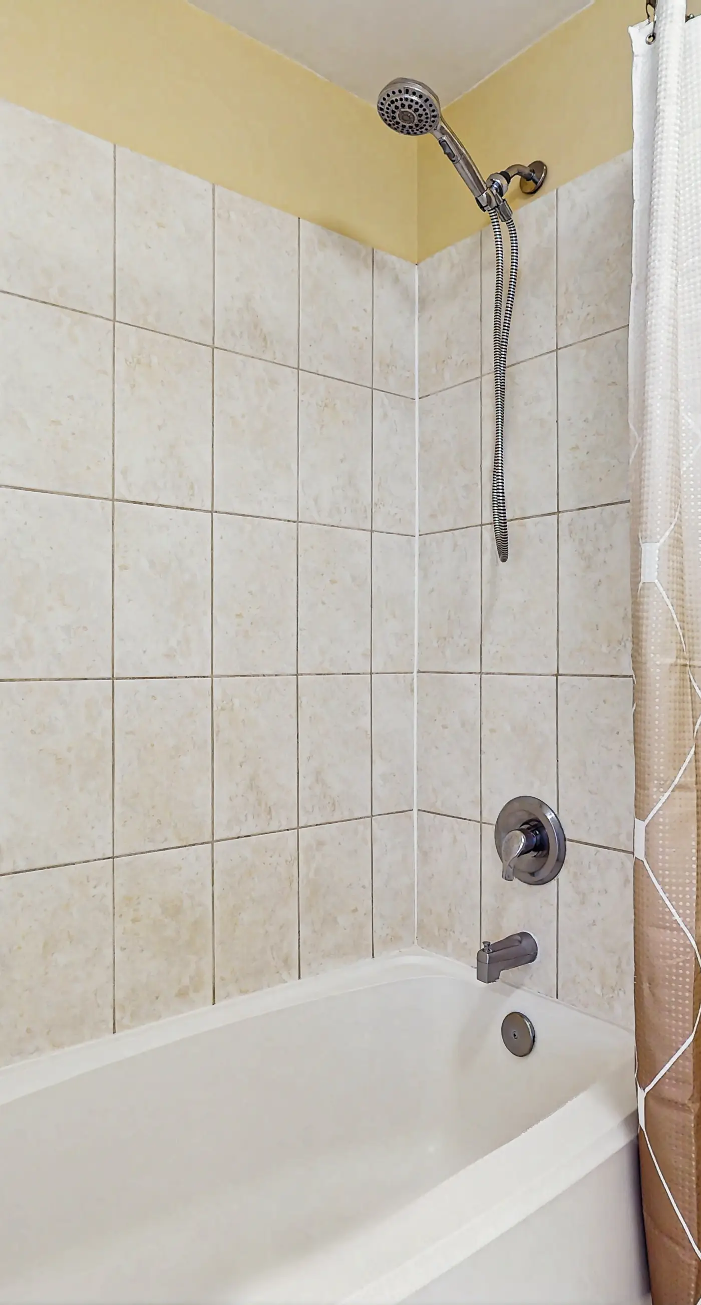 Large, beachfront condo w/ a furnished balcony, shared pools, hot tub, & tennis