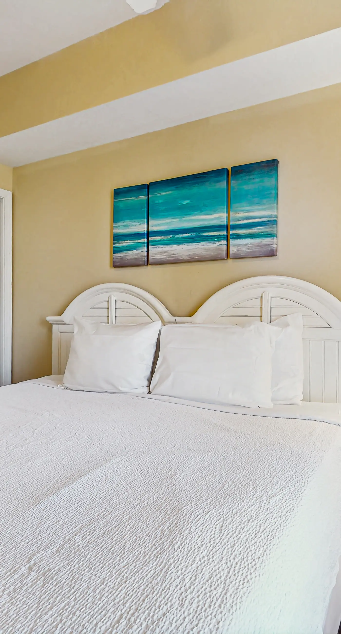 Large, beachfront condo w/ a furnished balcony, shared pools, hot tub, & tennis