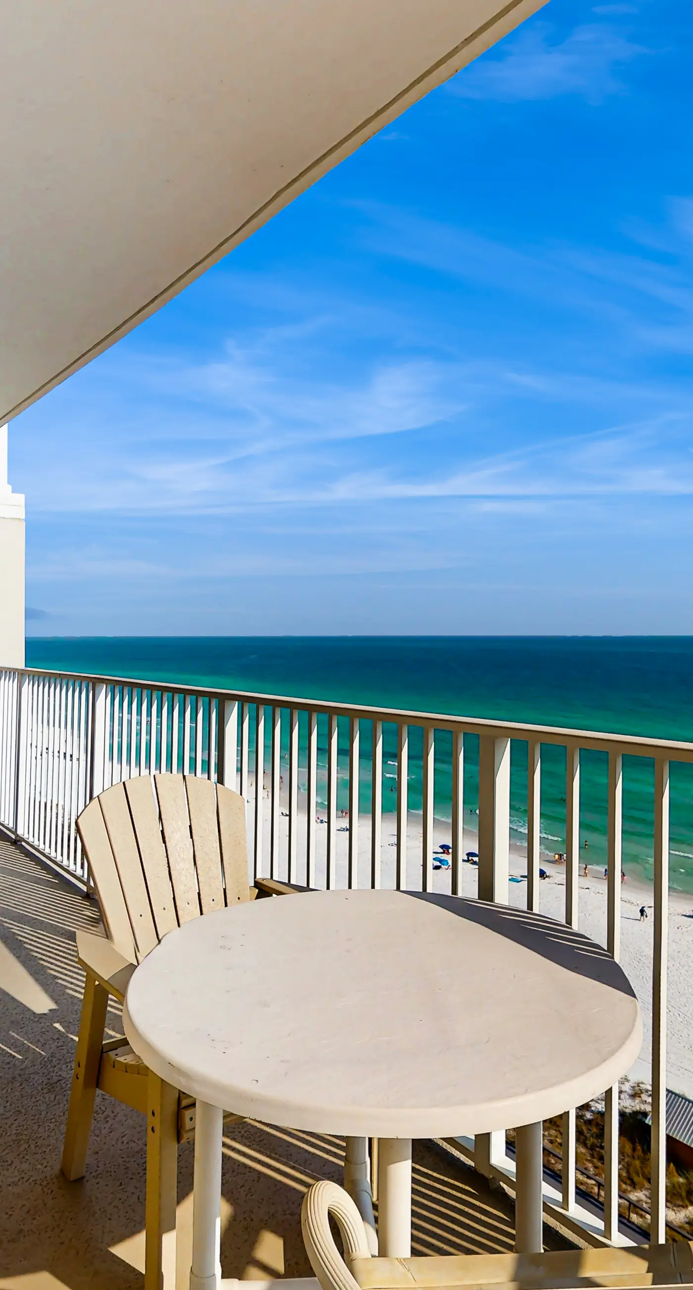 Large, beachfront condo w/ a furnished balcony, shared pools, hot tub, & tennis