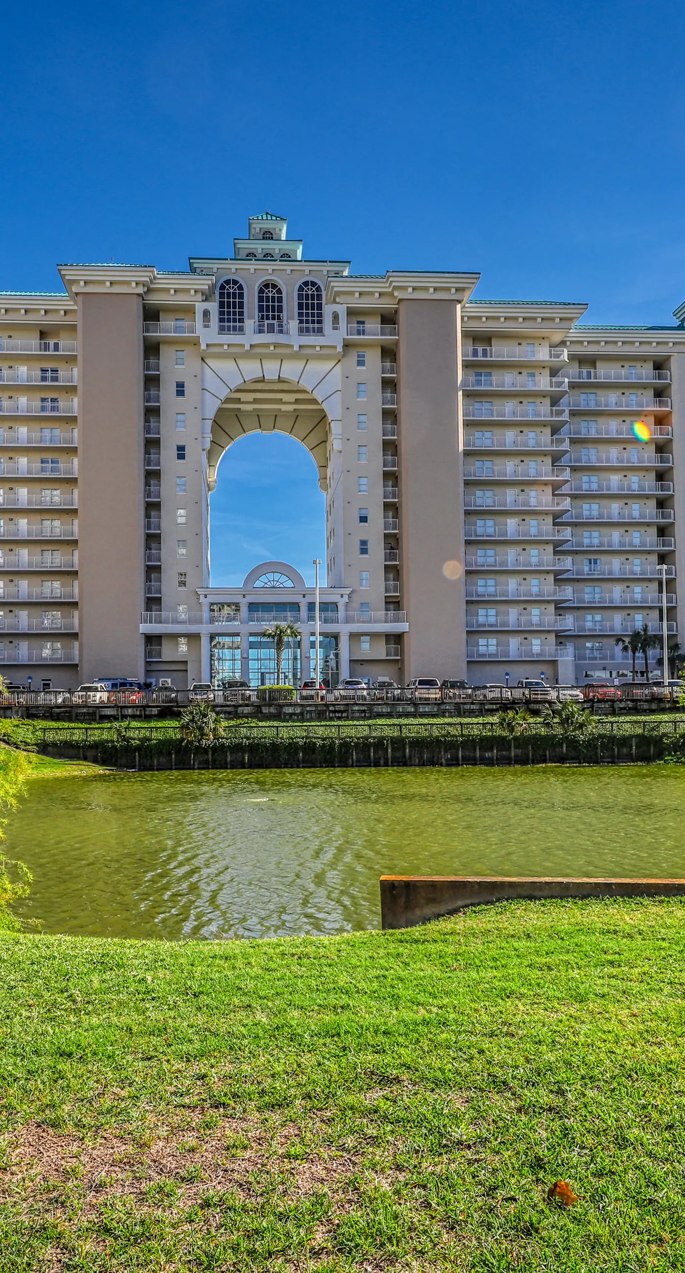 Large, beachfront condo w/ a furnished balcony, shared pools, hot tub, & tennis