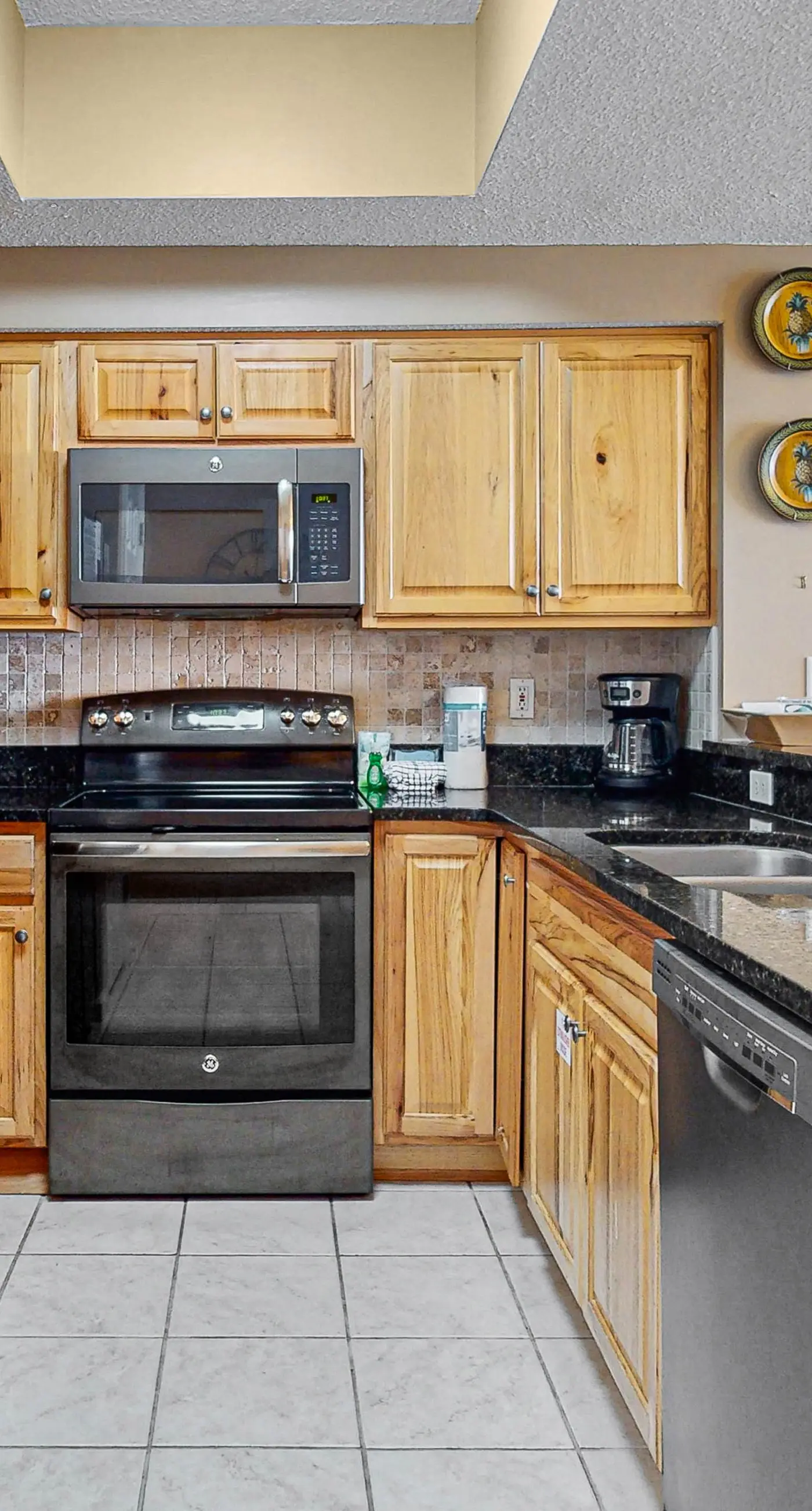 Oceanfront Condo with Views, Easy Beach Access, Shared Pool and Hot Tub, Tennis