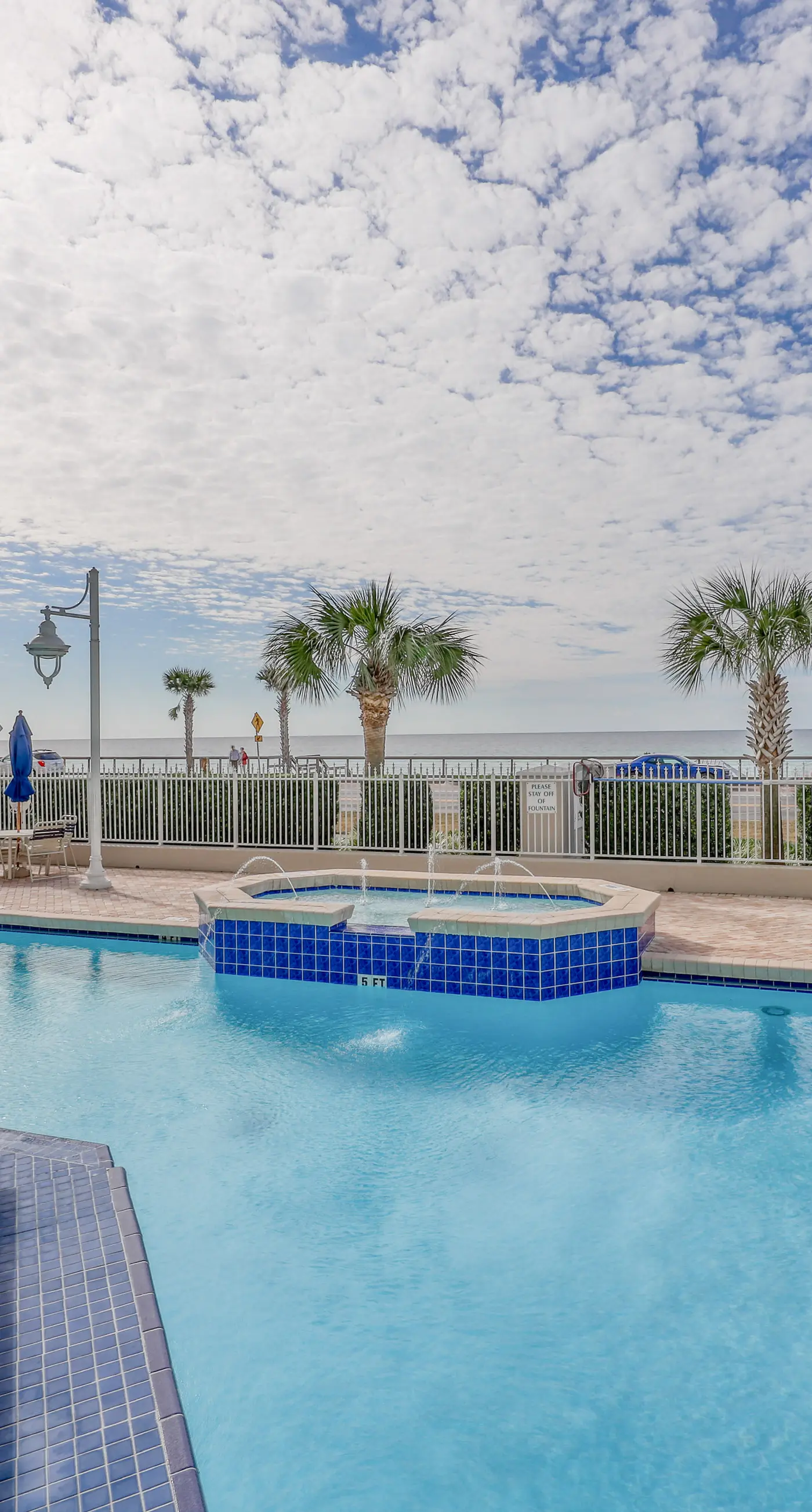 Modern, spacious unit, steps to the gulf, Close to entertainment