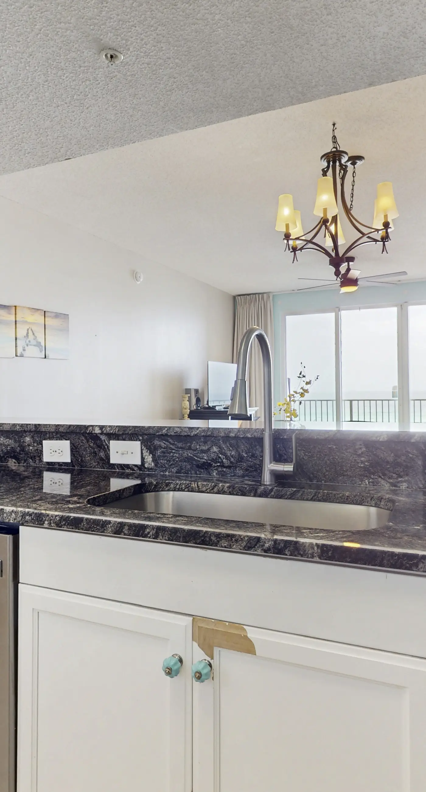 Modern, spacious unit, steps to the gulf, Close to entertainment