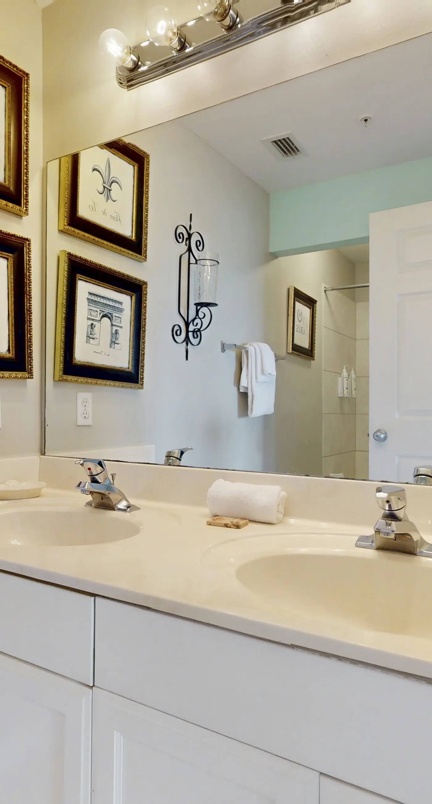 Modern, spacious unit, steps to the gulf, Close to entertainment