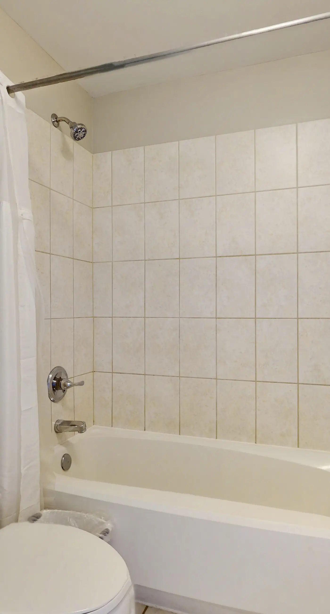 Modern, spacious unit, steps to the gulf, Close to entertainment