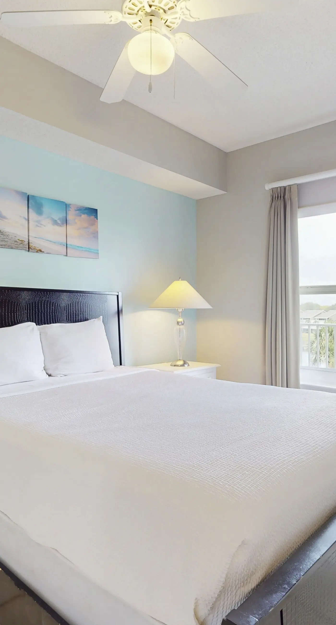 Modern, spacious unit, steps to the gulf, Close to entertainment