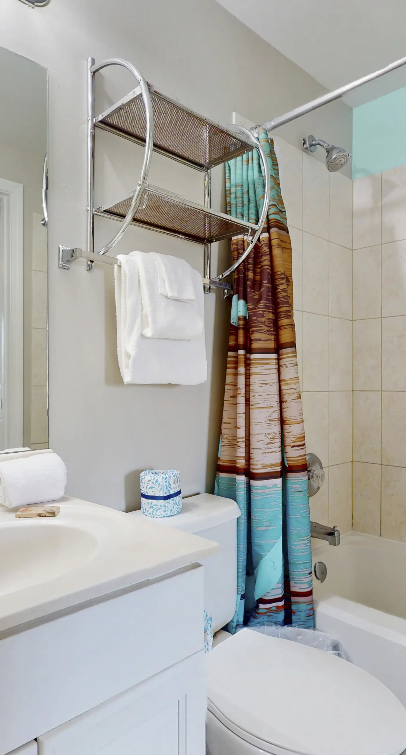 Modern, spacious unit, steps to the gulf, Close to entertainment